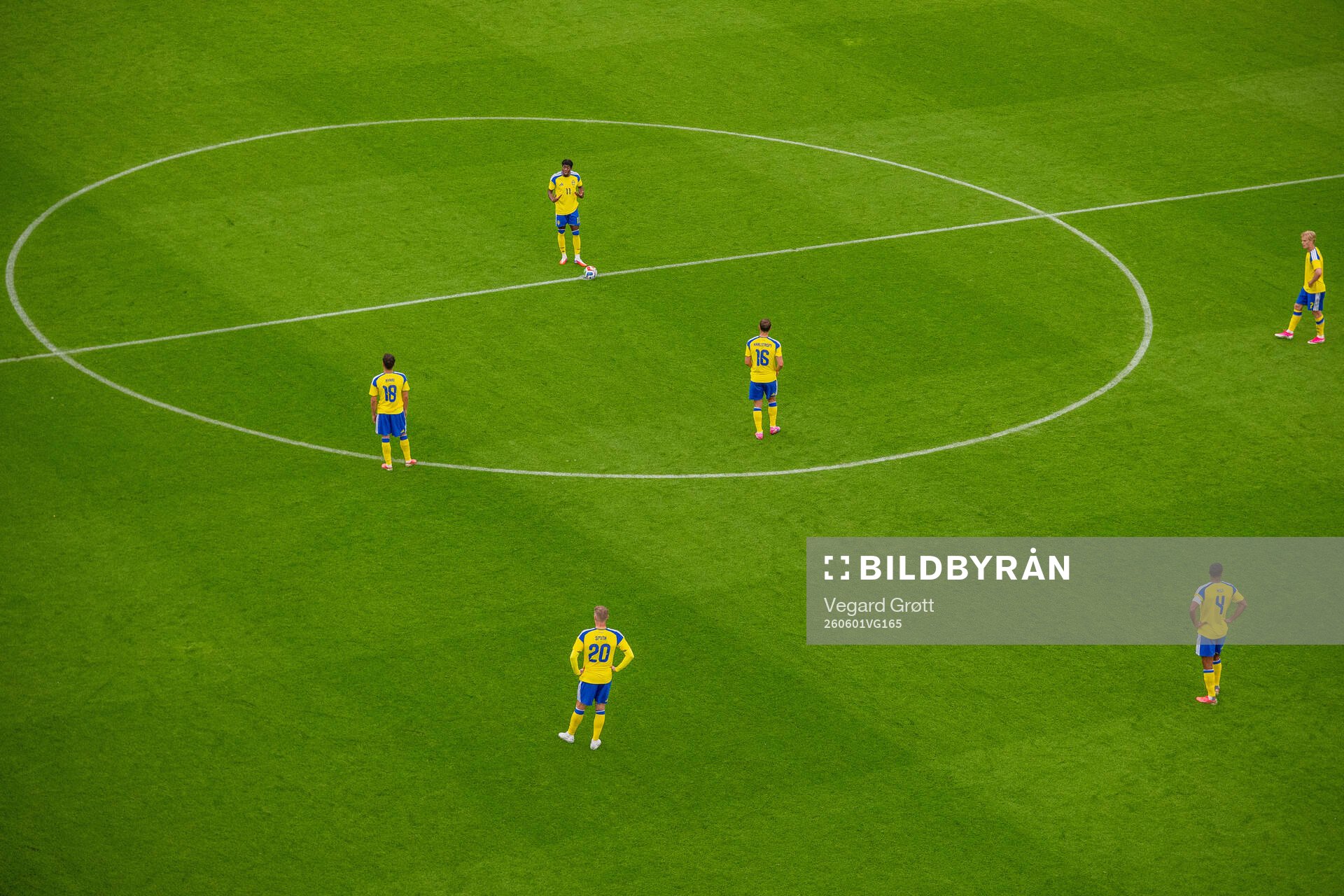 Anthony Elanga and players of Sweden look dejected