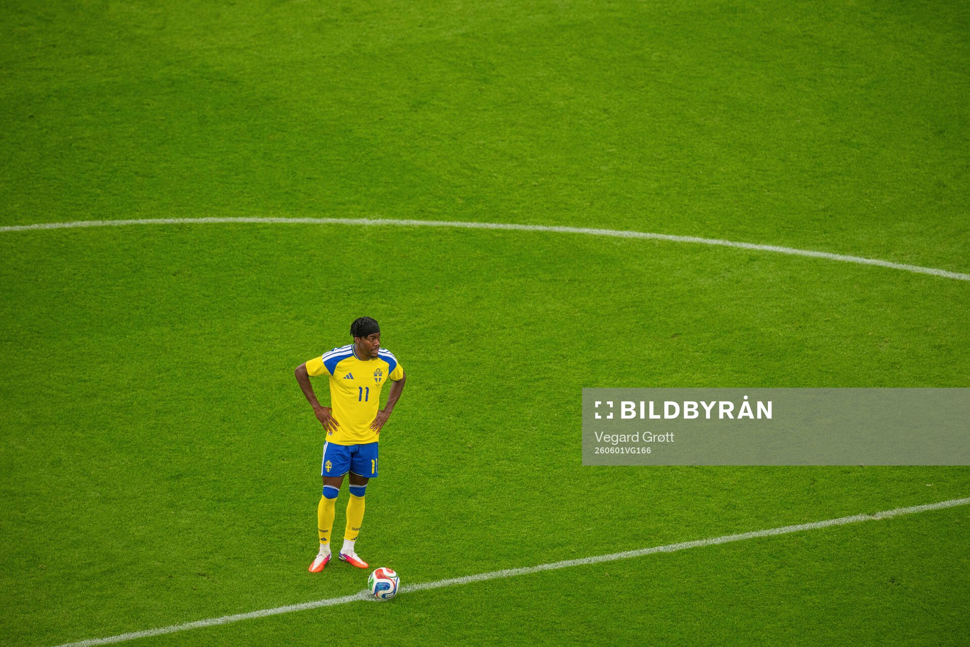 Anthony Elanga of Sweden looks dejected
