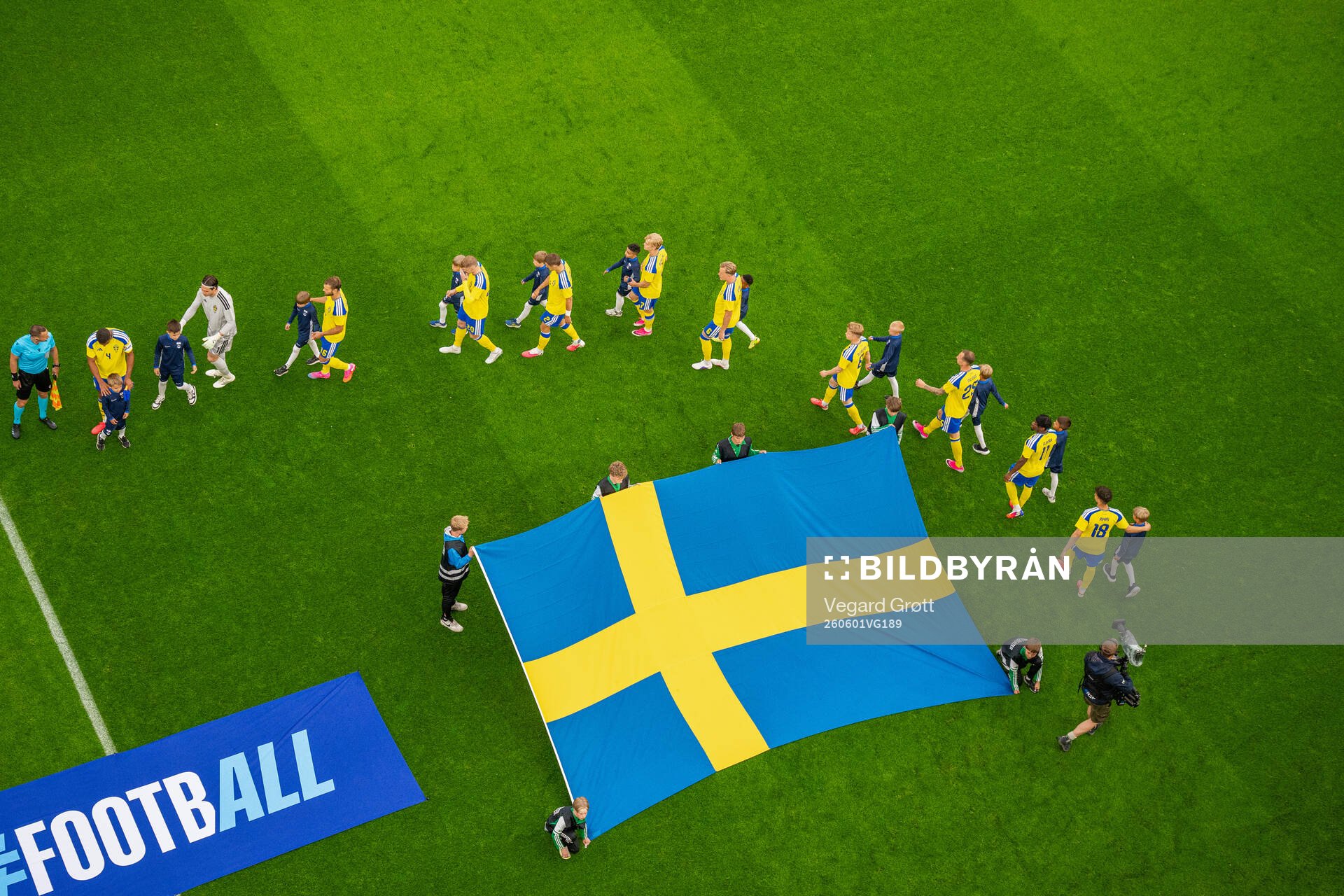 Yasin Ayari and players of Sweden enter the pitch