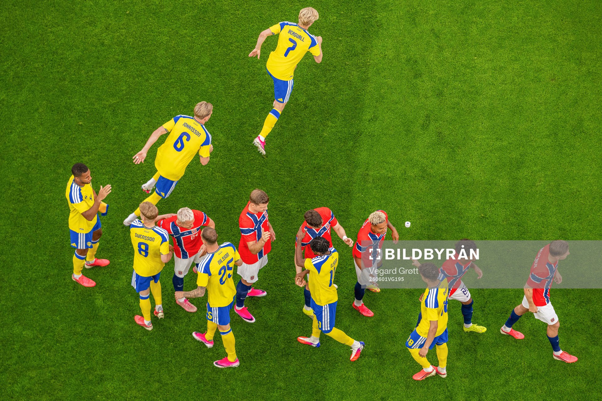 Isak Hien, Alexander Sørloth, Antonio Nusa and players of