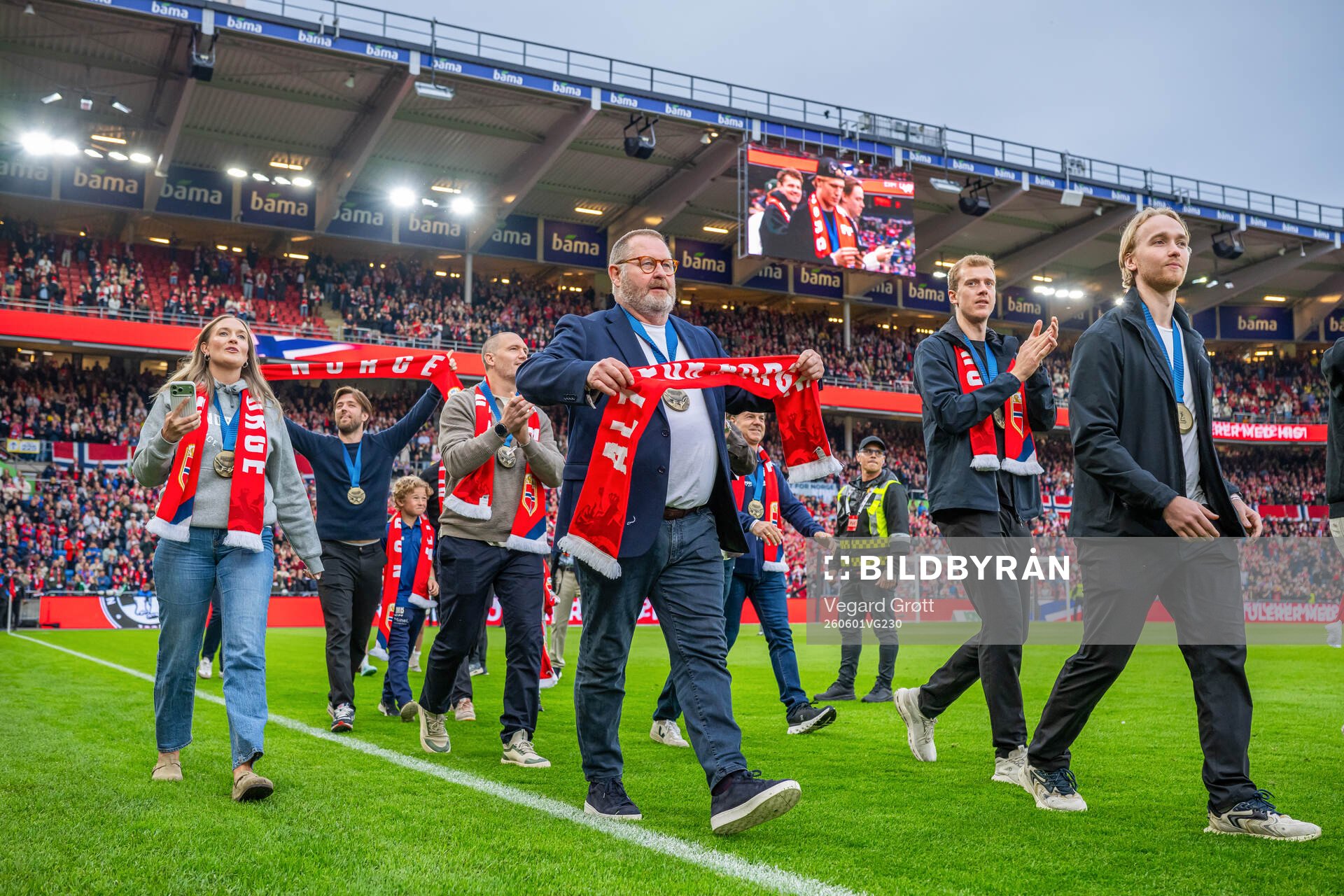 Head coach Petter Thoresen and players of the Norwegian