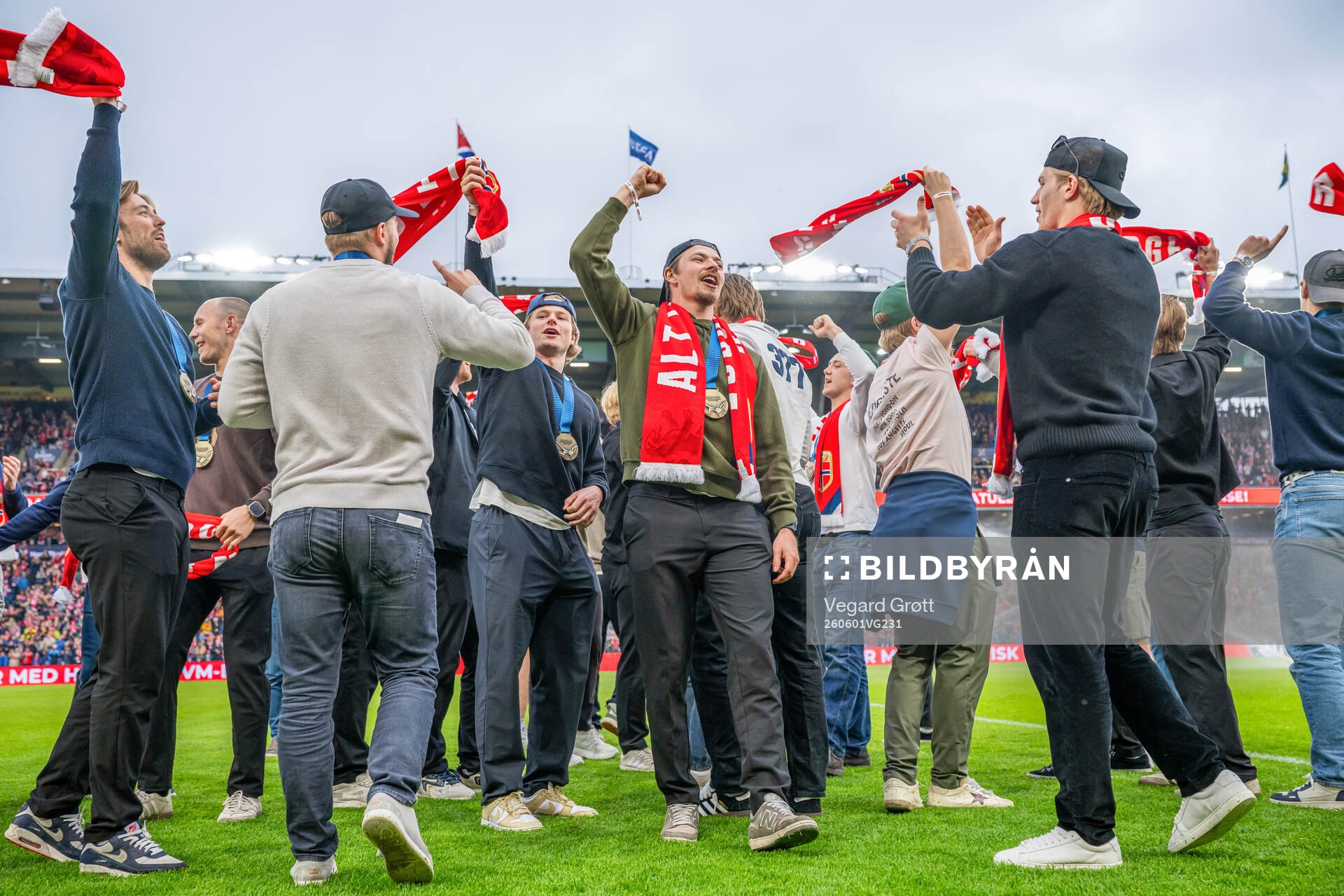 Sander Hurrød and players of the Norwegian national ice