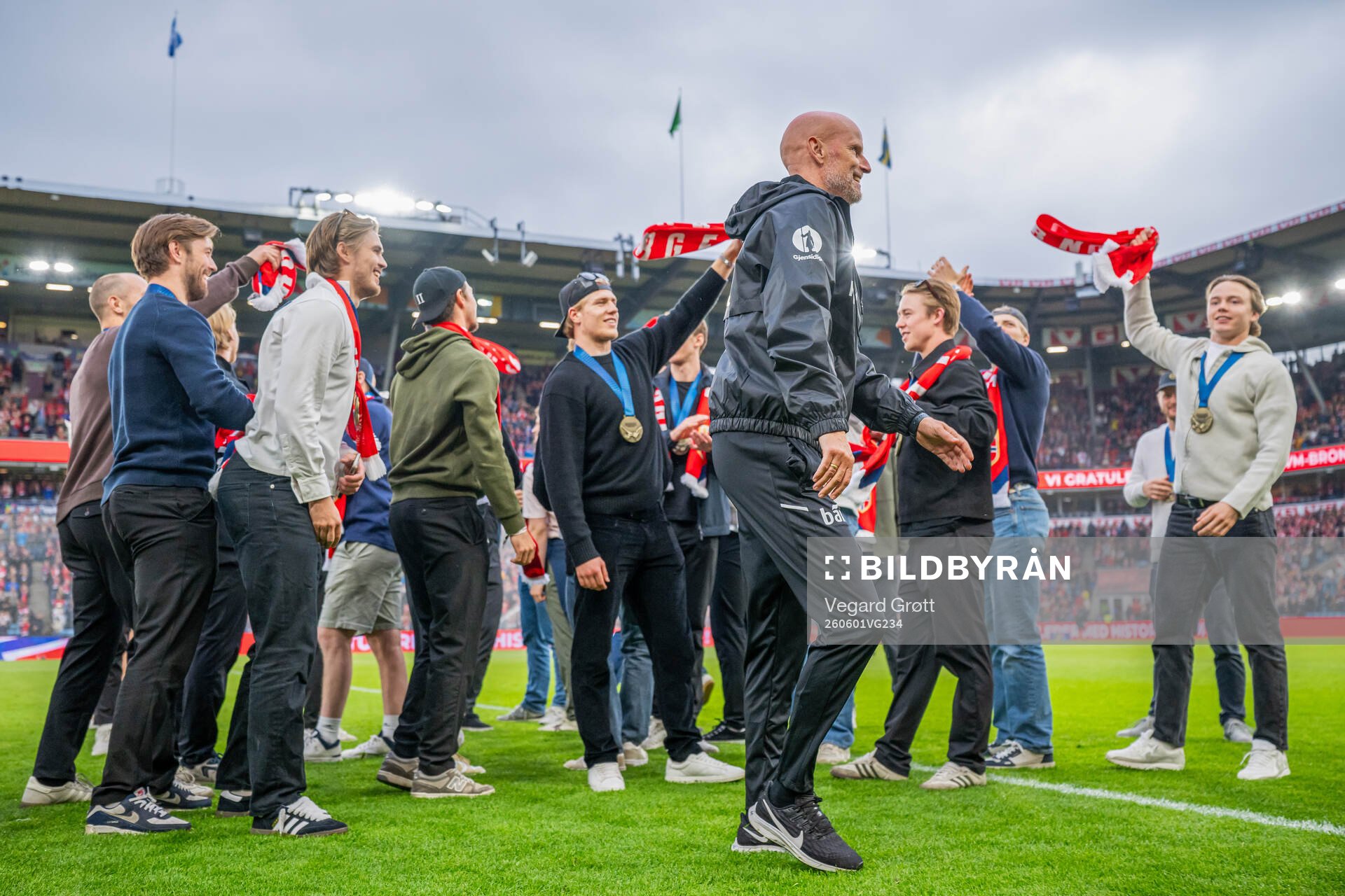 Sander Hurrød and players of the Norwegian national ice