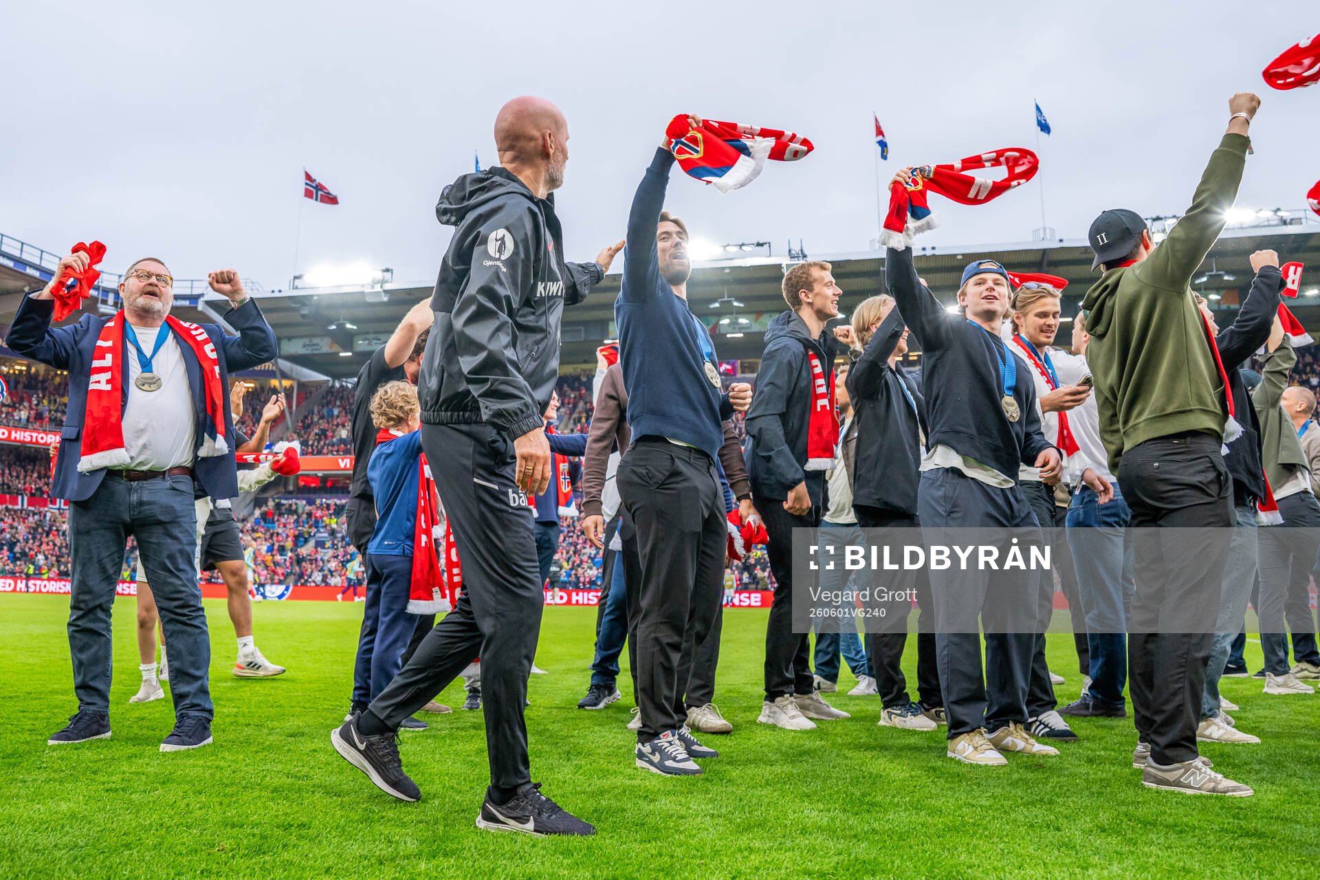 Eirik Salsten and players of the Norwegian national ice