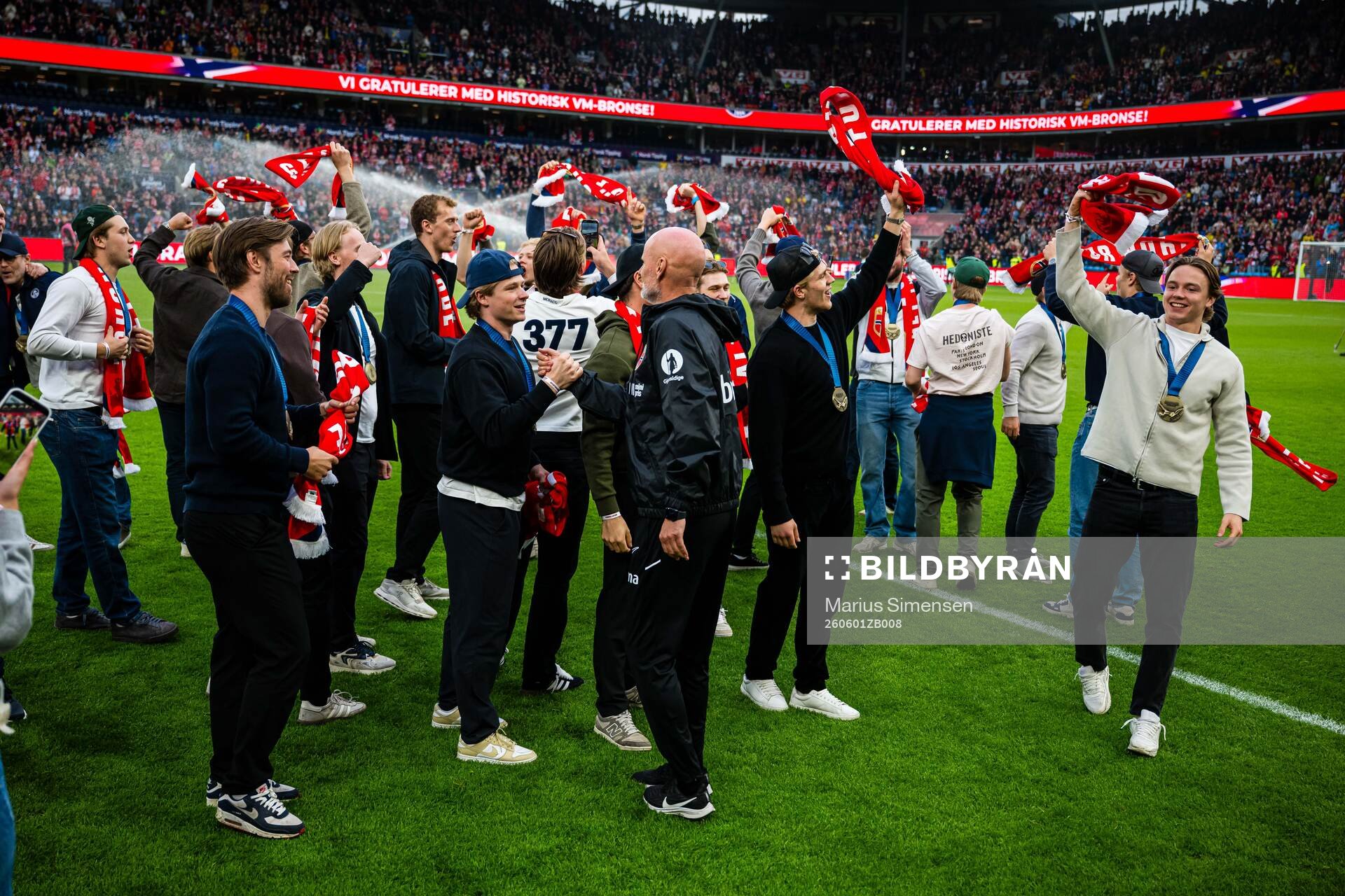 Head coach Ståle Solbakken congratulates the players of