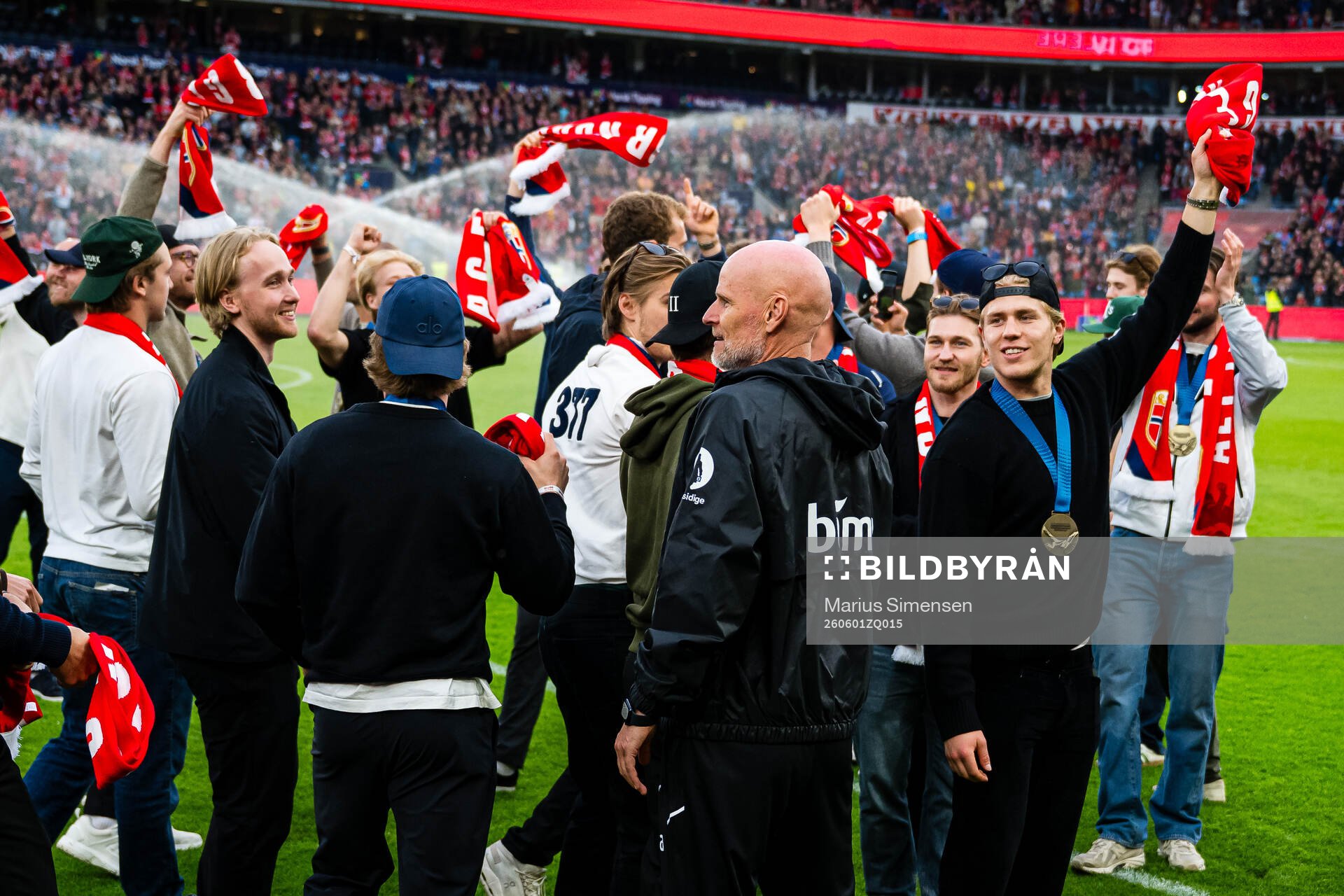 Head coach Ståle Solbakken congratulates the players of