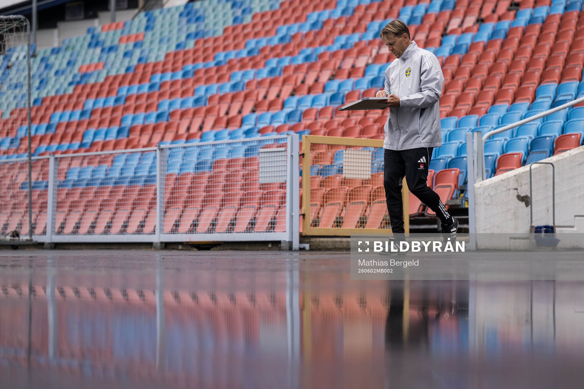 Head coach Tony Gustavsson and of the Swedish women's