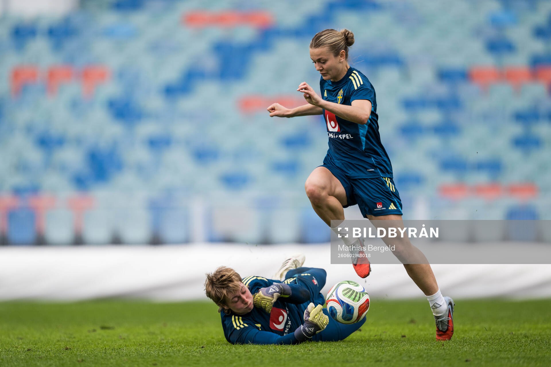 Goalkeeper Moa Edrud and Beata Olsson of the Swedish