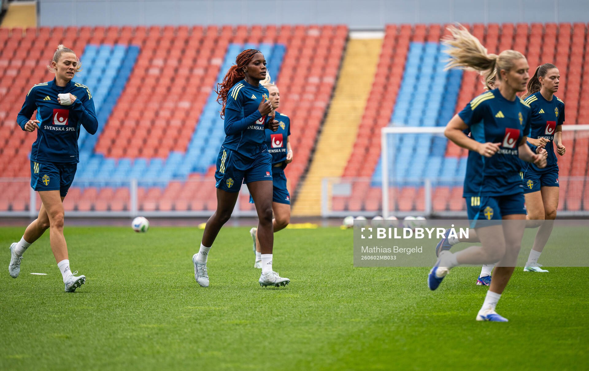 Fridolina Rolfö and Evelyn Ijeh of the Swedish women's