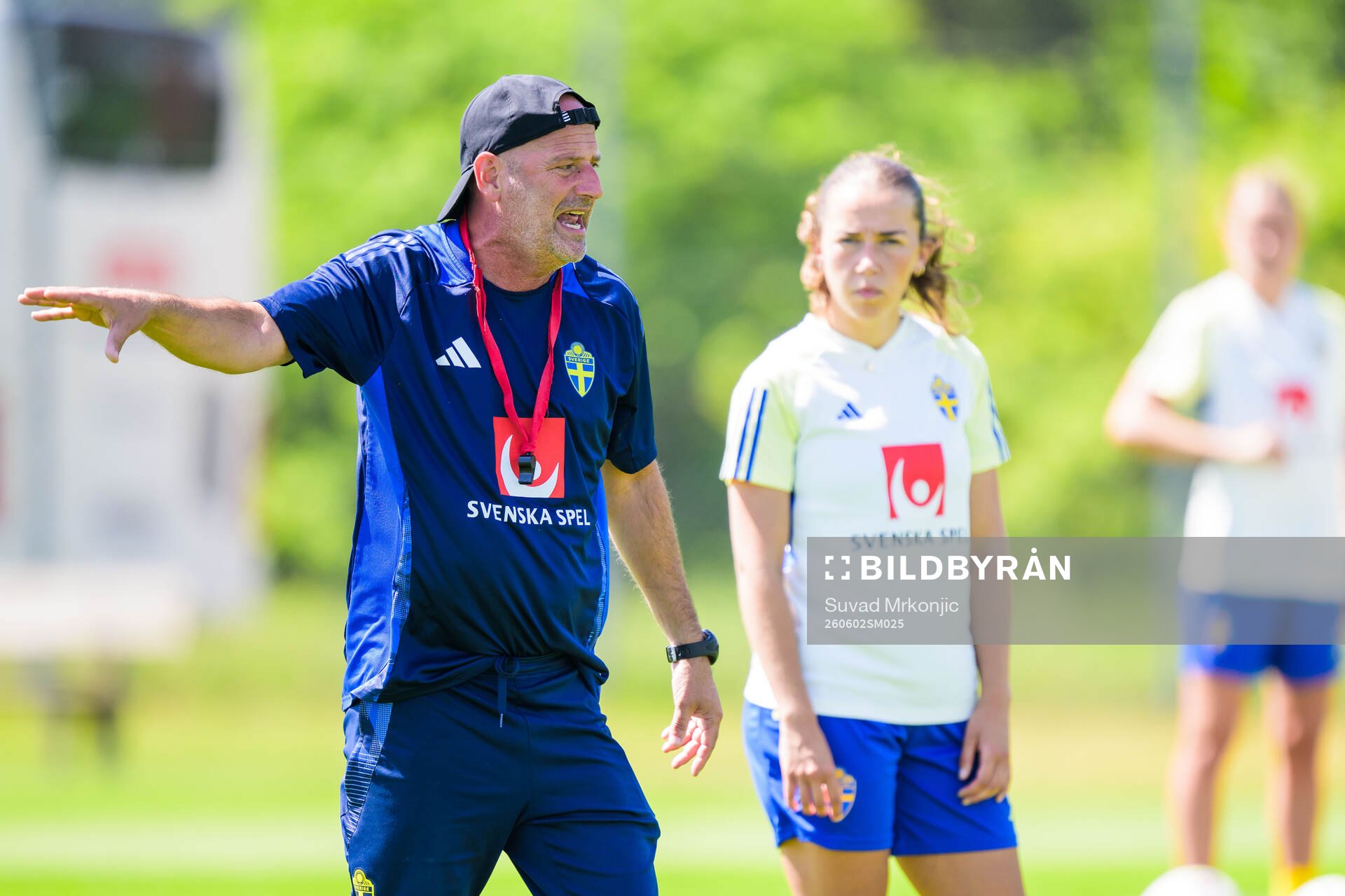 Coach Magnus Wikman and of the Swedish women's under-23