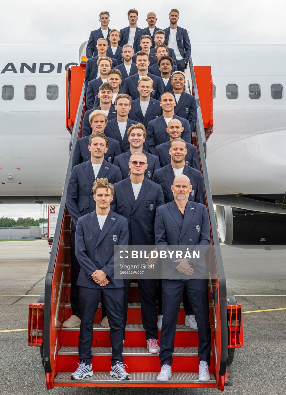 Head coach Ståle Solbakken and players of the Norwegian