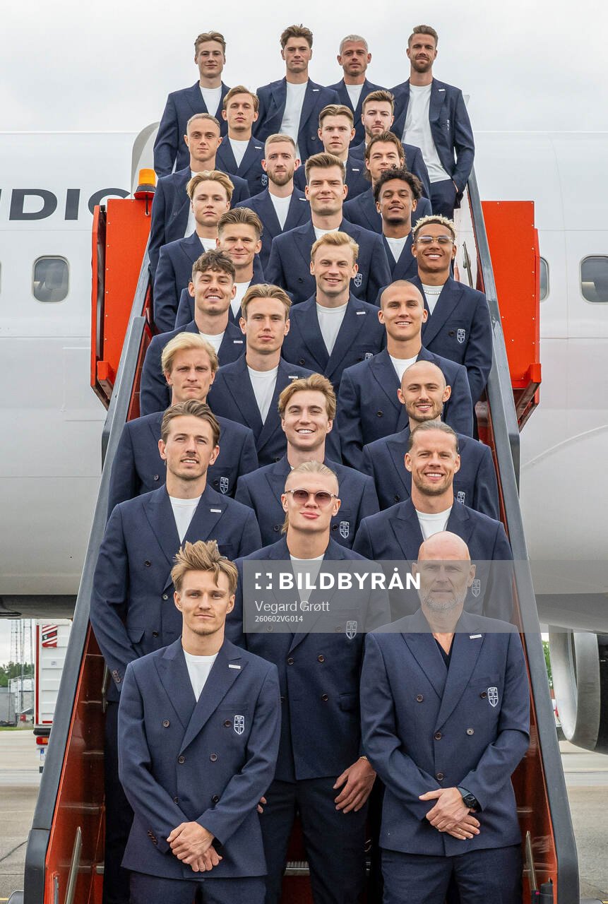 Head coach Ståle Solbakken and players of the Norwegian