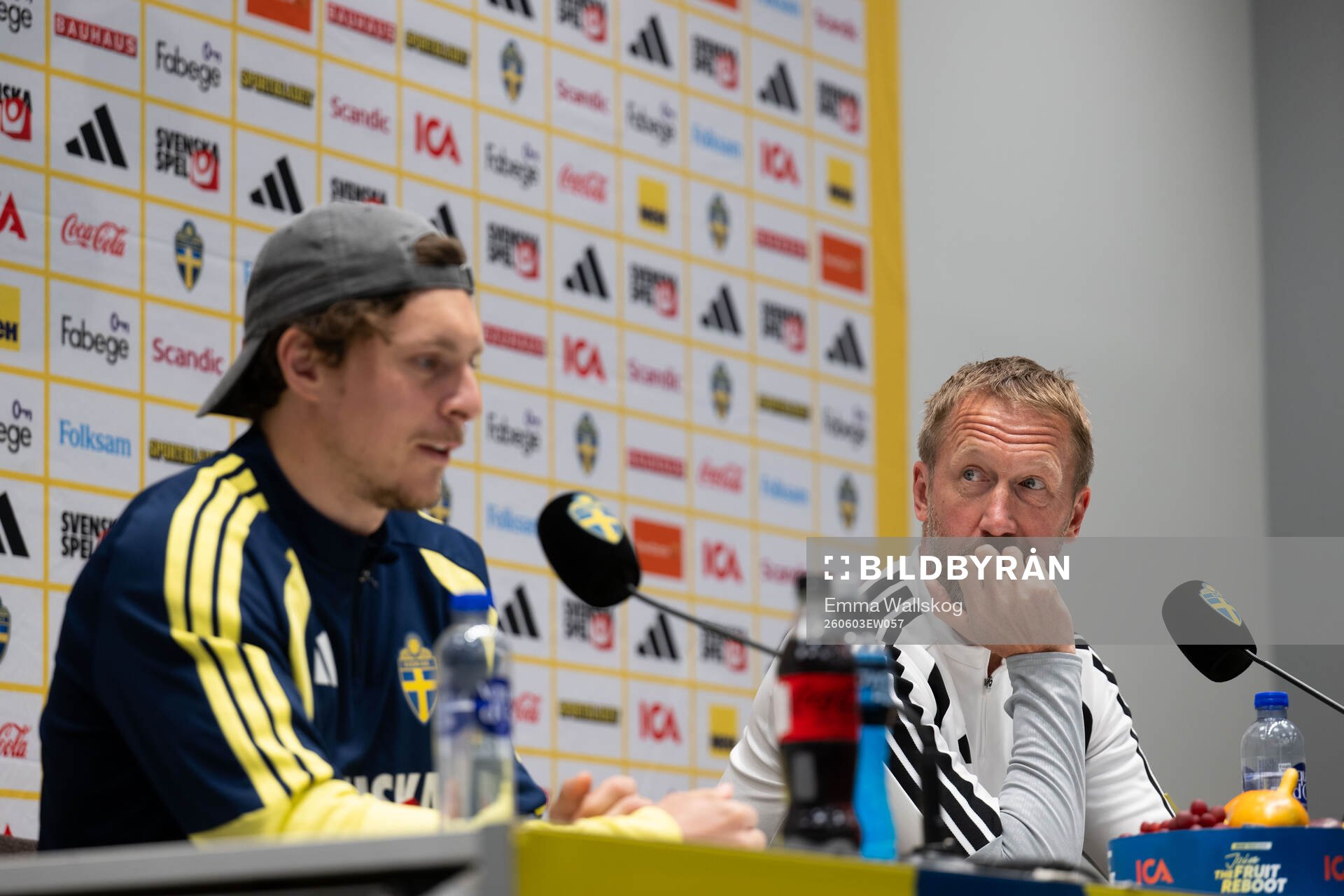 Victor Nilsson Lindelöf and head coach Graham Potter of