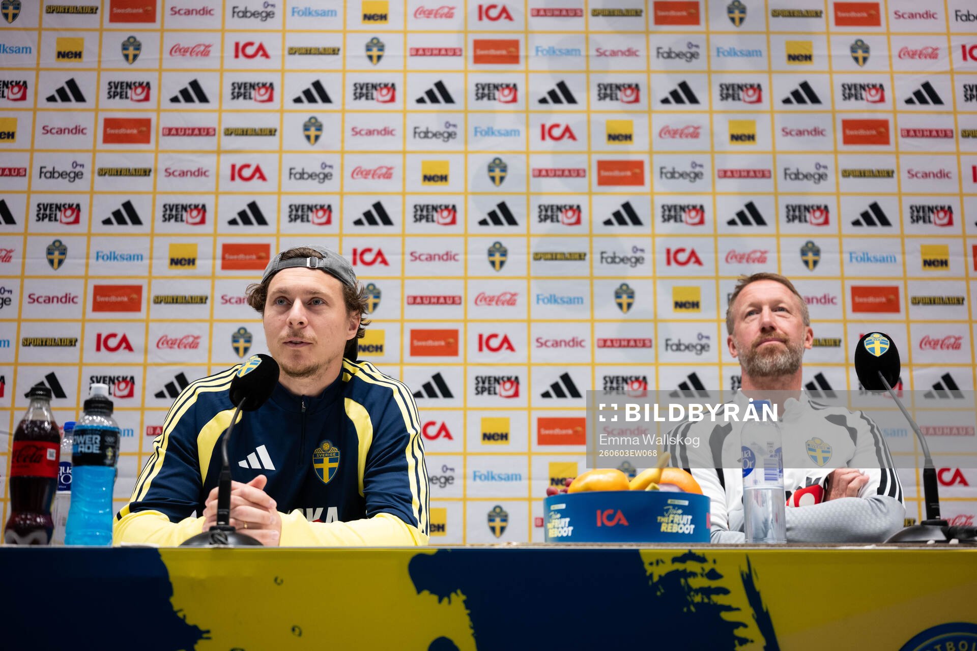 Victor Nilsson Lindelöf and head coach Graham Potter of