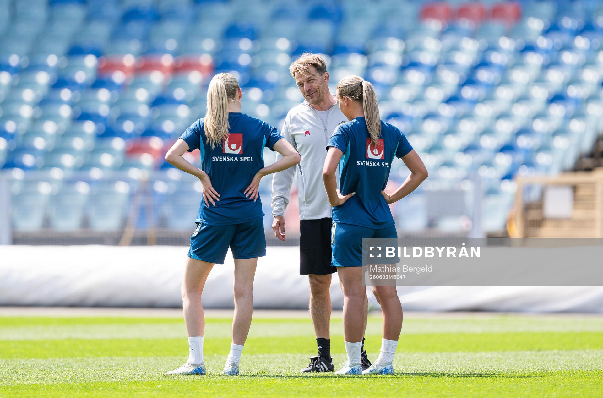 Filippa Andersson and Wilma Lantz of IFK Göteborg talk to