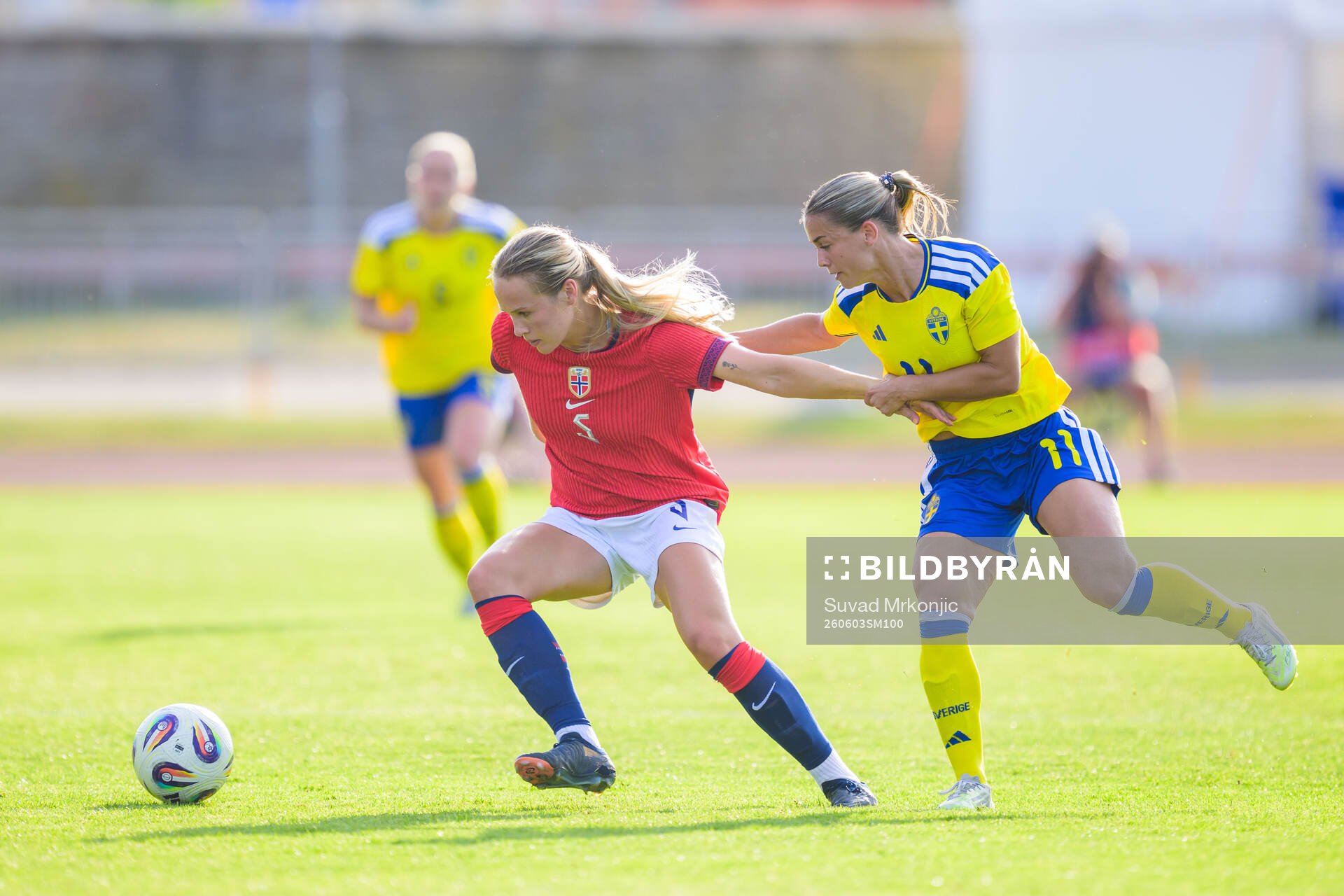 Mina Bergersen of Norway and Johanna Renmark of Sweden