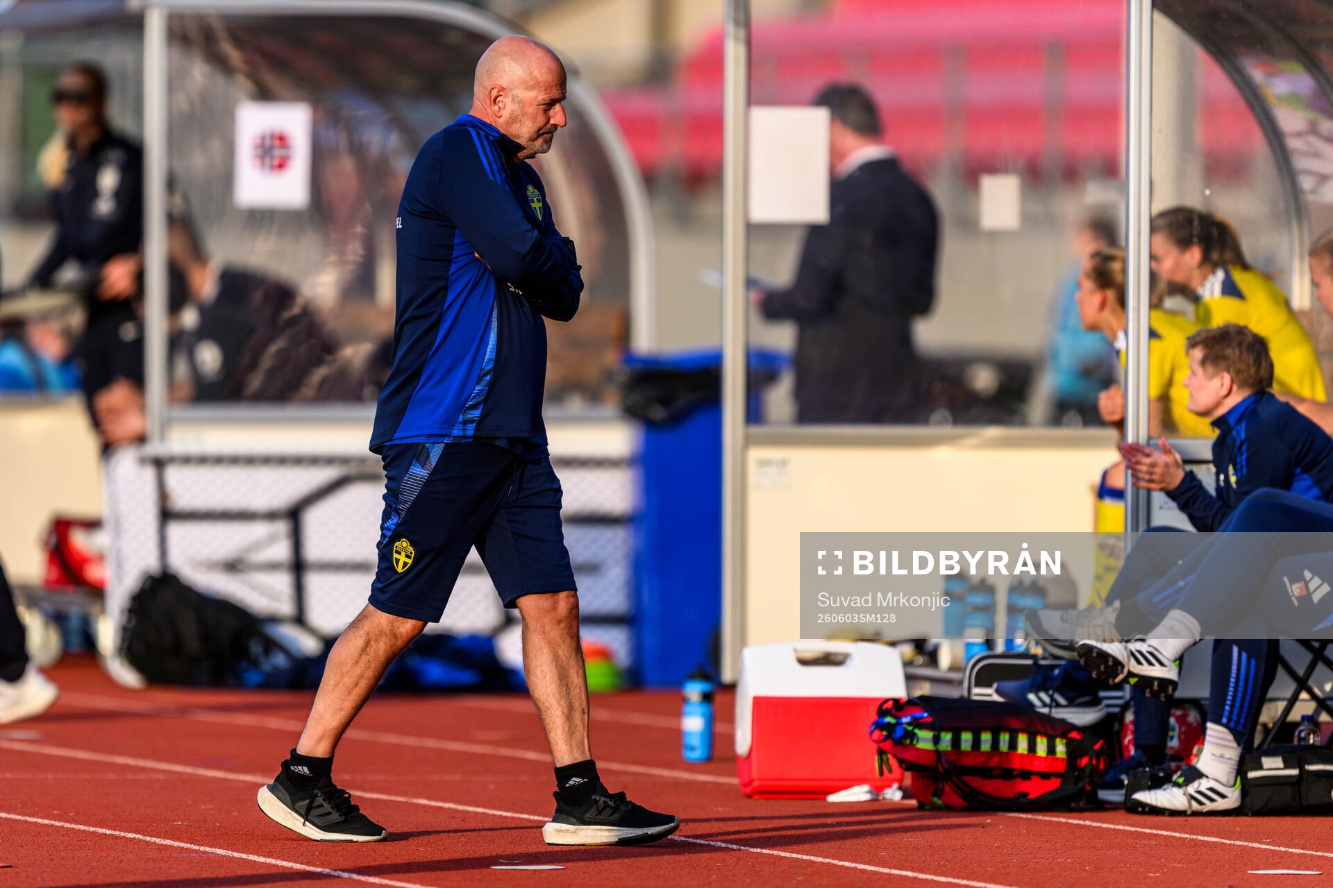 Coach Magnus Wikman of Sweden