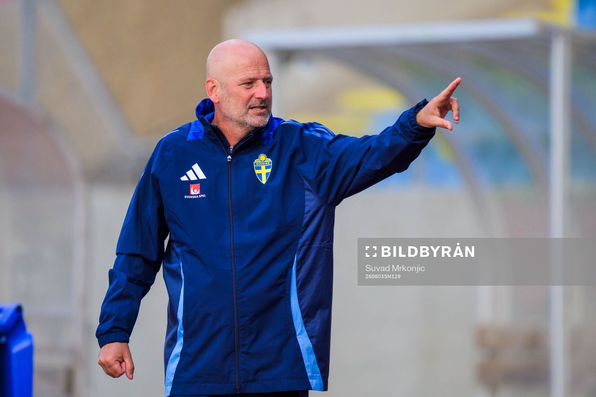 Coach Magnus Wikman of Sweden