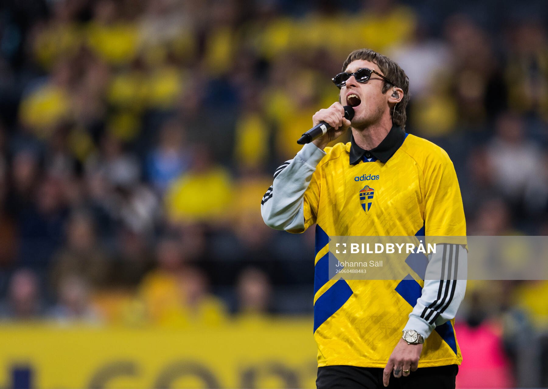 Artist Thomas Stenström performs