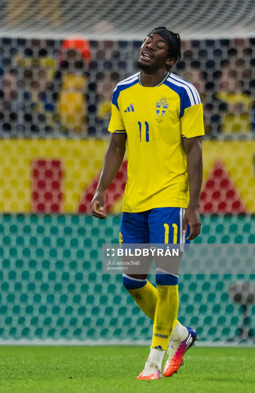 Anthony Elanga of Sweden looks dejected