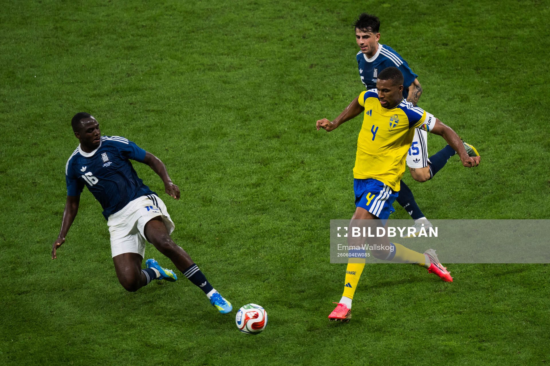 Isak Hien of Sweden against Andreas Tetteh and Lazaros Rota