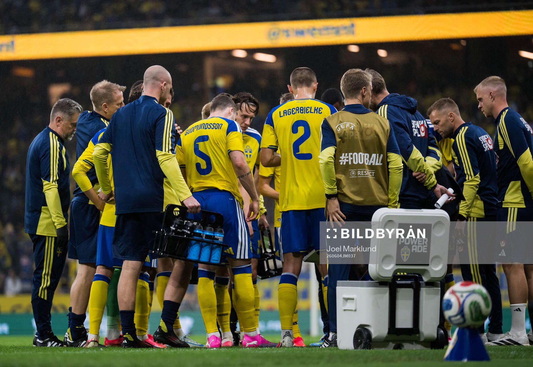 Players of Sweden at cooling break