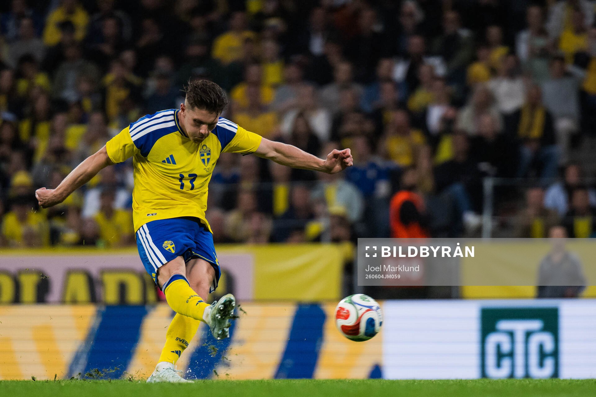 Viktor Gyökeres of Sweden scores 1-1