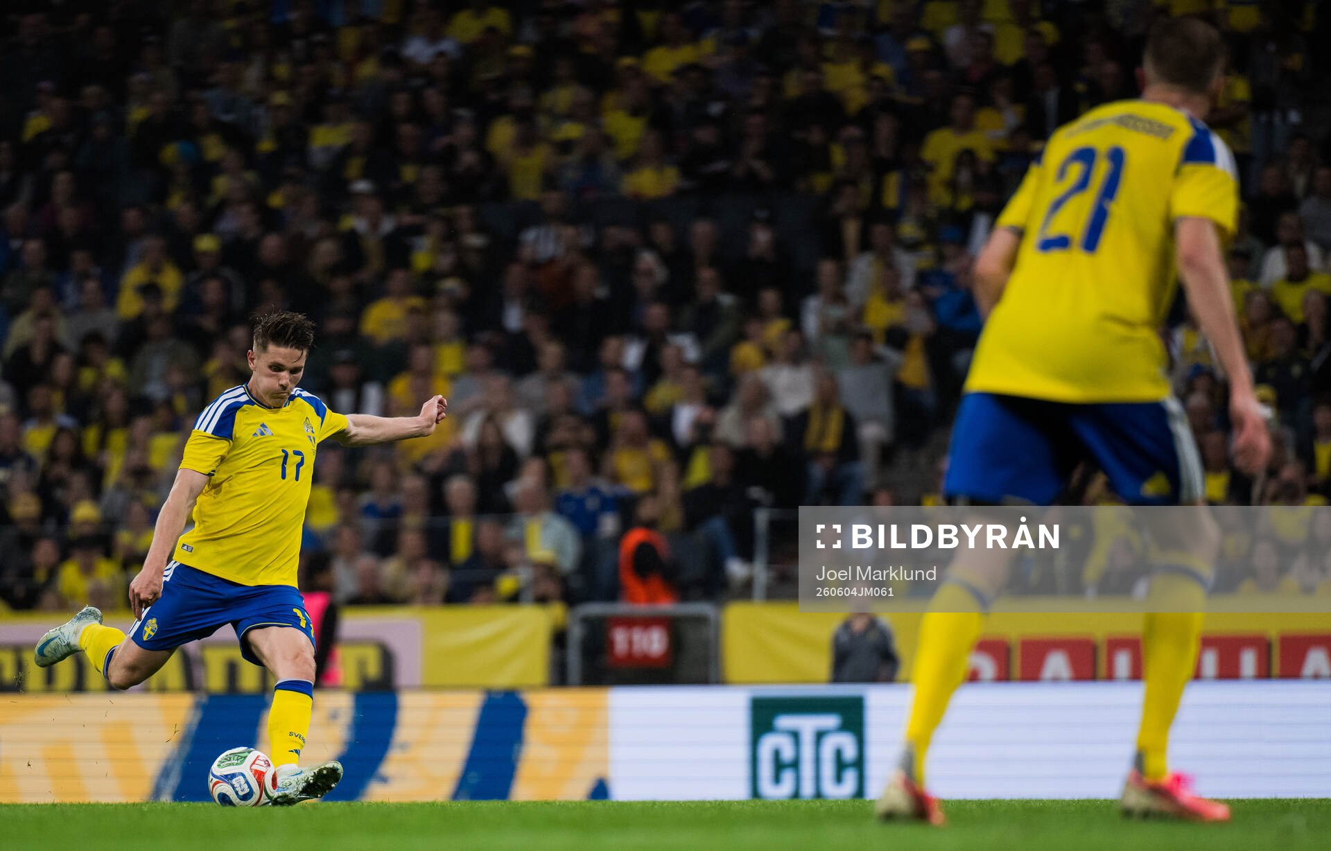 Viktor Gyökeres of Sweden scores 1-1