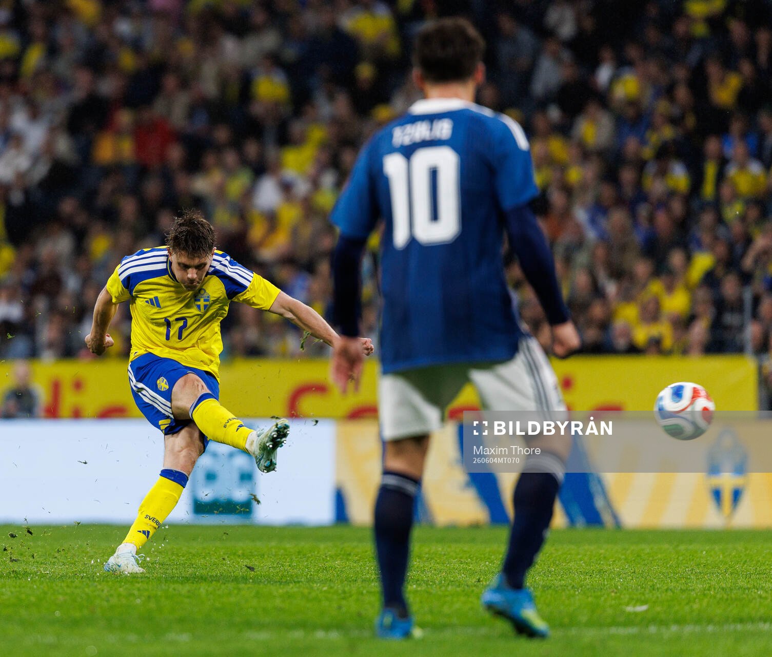 Viktor Gyökeres of Sweden scores 1-1