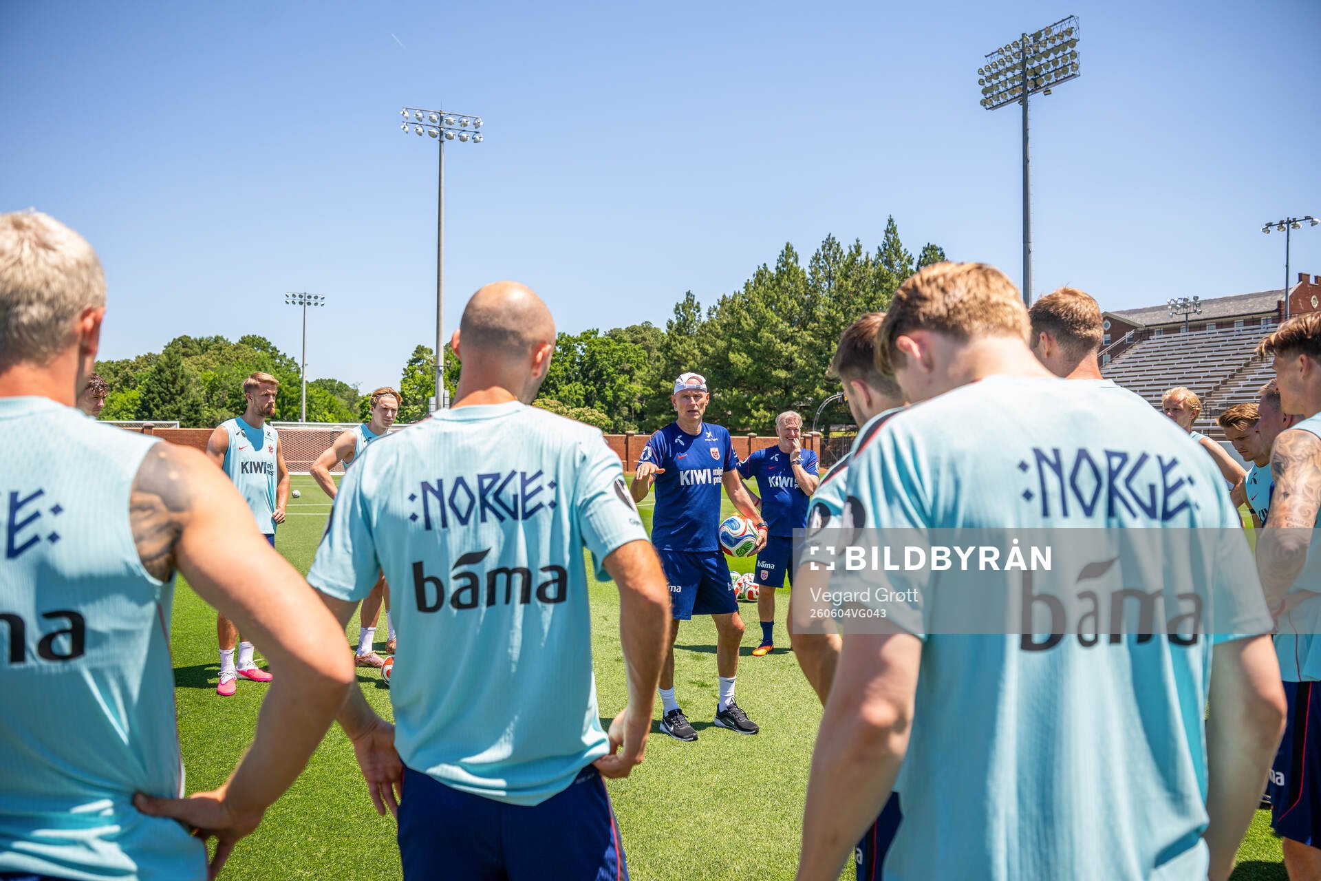 Head coach Ståle Solbakken and assistant coach Kent