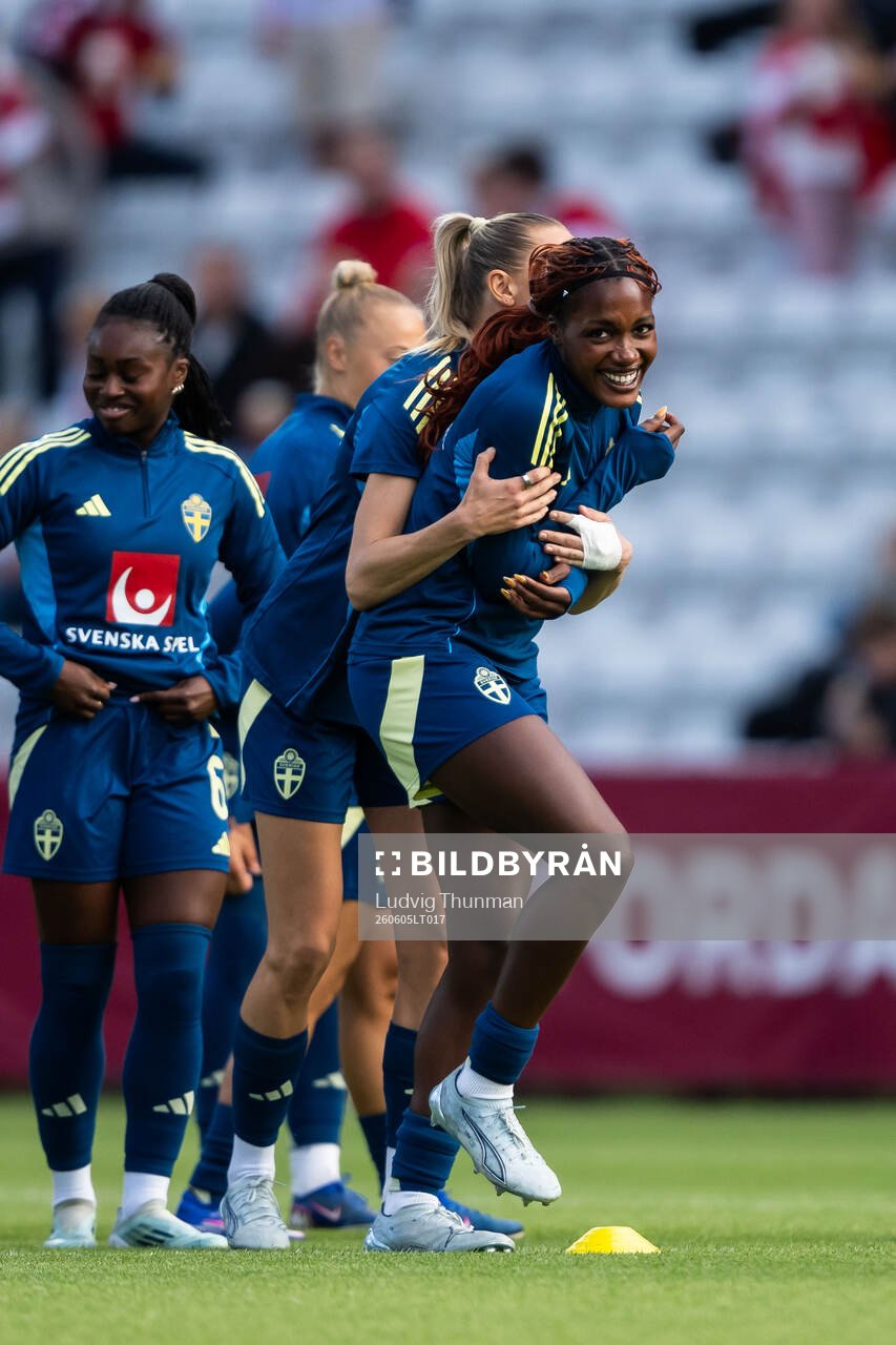 Fridolina Rolfö and Evelyn Ijeh of Sweden