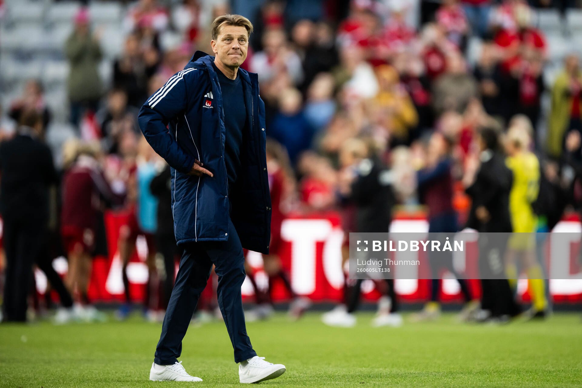 Head coach Tony Gustavsson of Sweden looks dejected