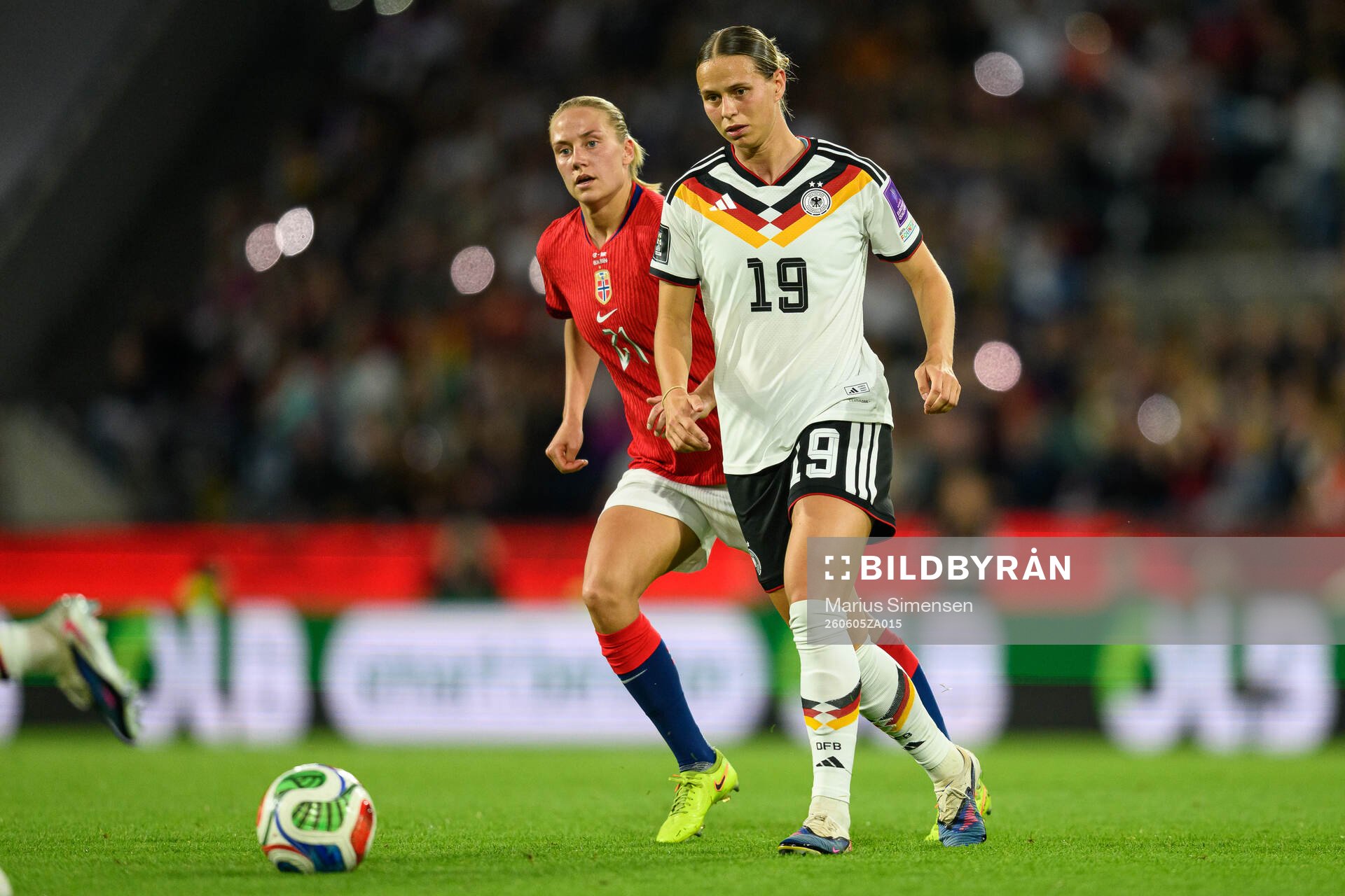 Lisa Naalsund of Norway and Klara Bühl of Germany