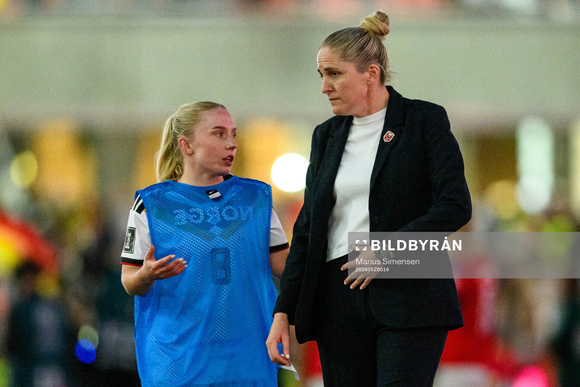 Thea Bjelde and Head coach Gemma Grainger of Norway