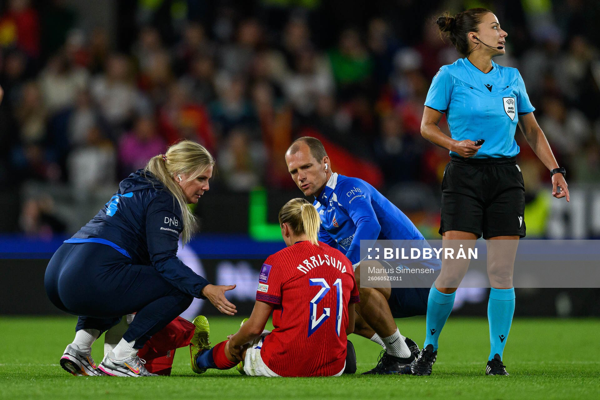 Lisa Naalsund of Norway in pain an receives medical