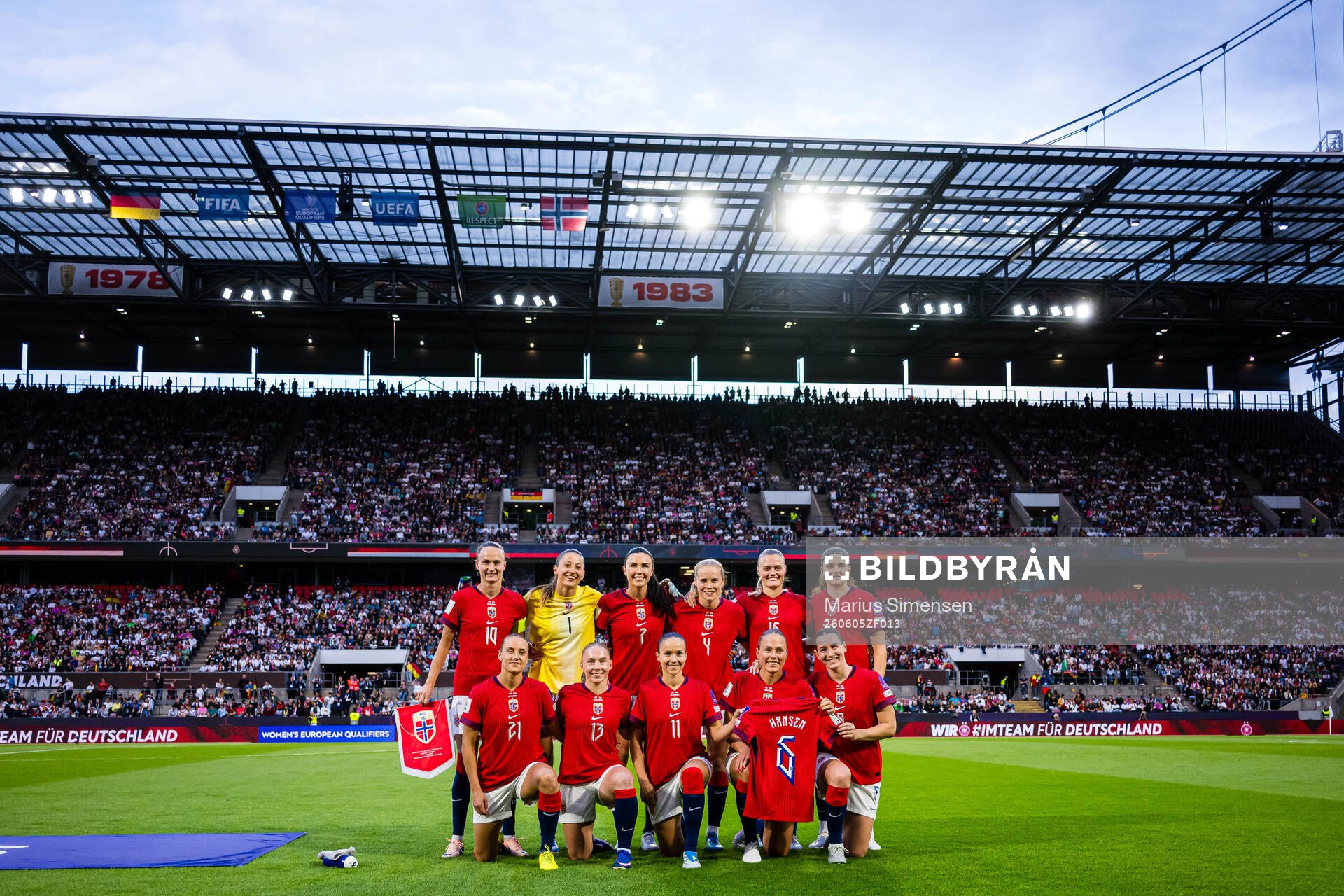 The starting eleven of Norway, from the top left; Caroline