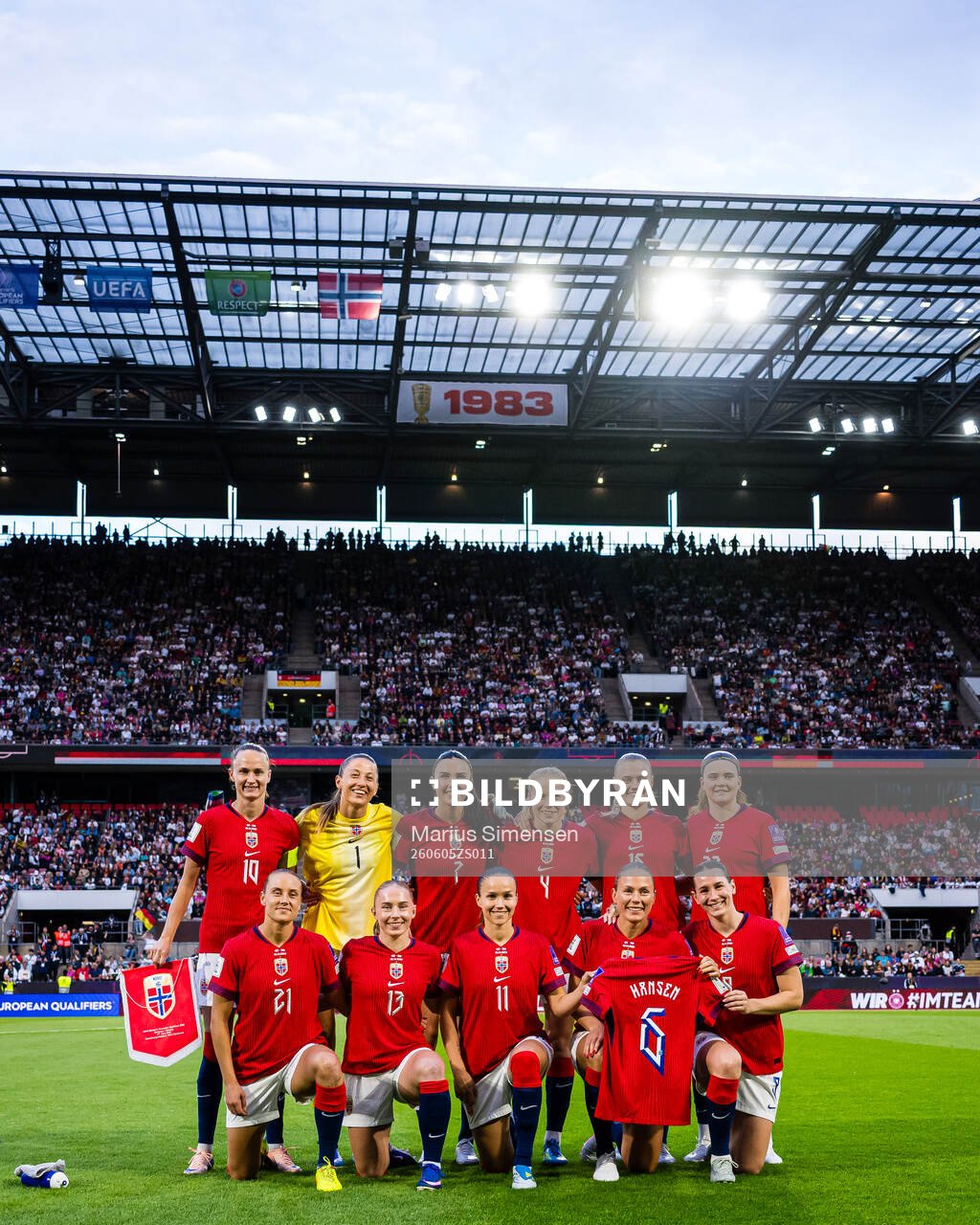 The starting eleven of Norway, from the top left; Caroline