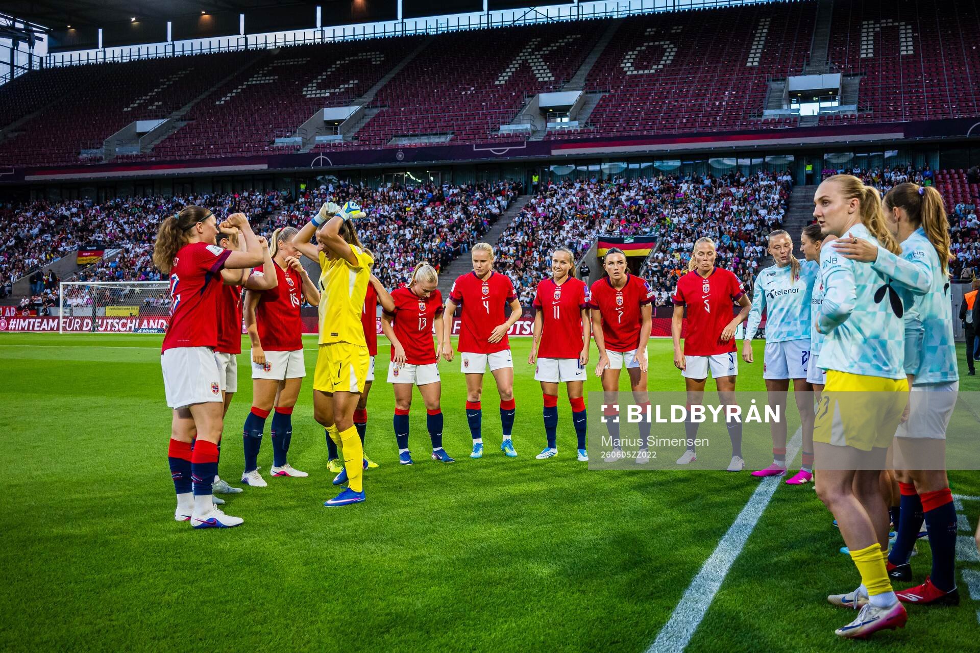 Signe Gaupset, goalkeeper Cecilie Fiskerstrand, Thea