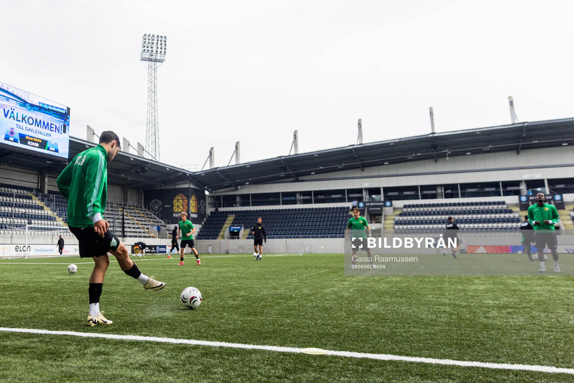 Hammarby TFFs spelare värmer upp