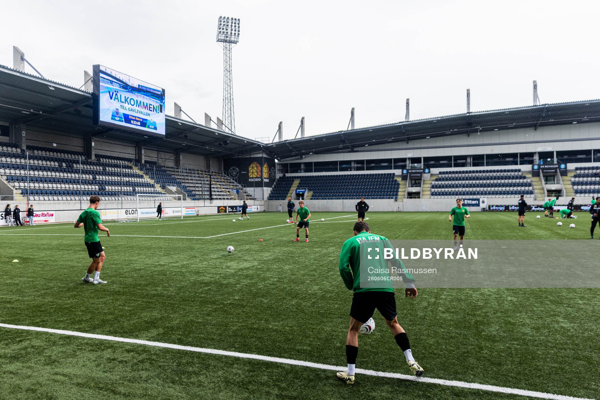 Hammarby TFFs spelare värmer upp