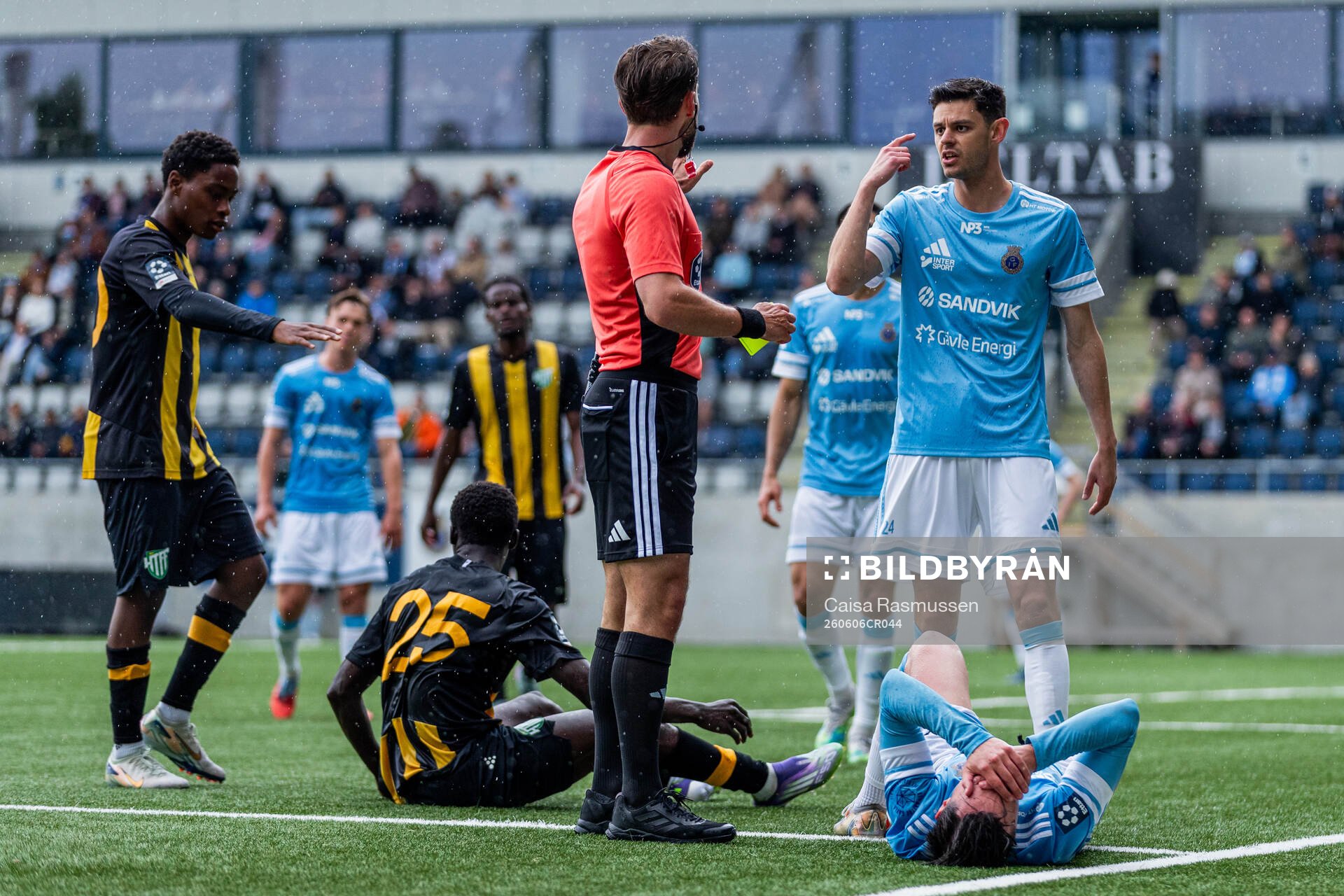 Gefles William Loqvist och Deniz Yaldir liggandes