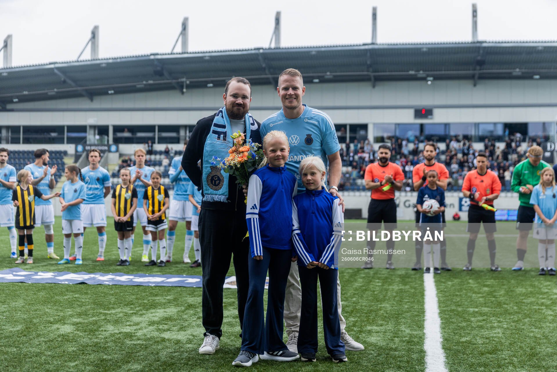 Martin Rauschenberg tackas av innan fotbollsmatchen i Ettan