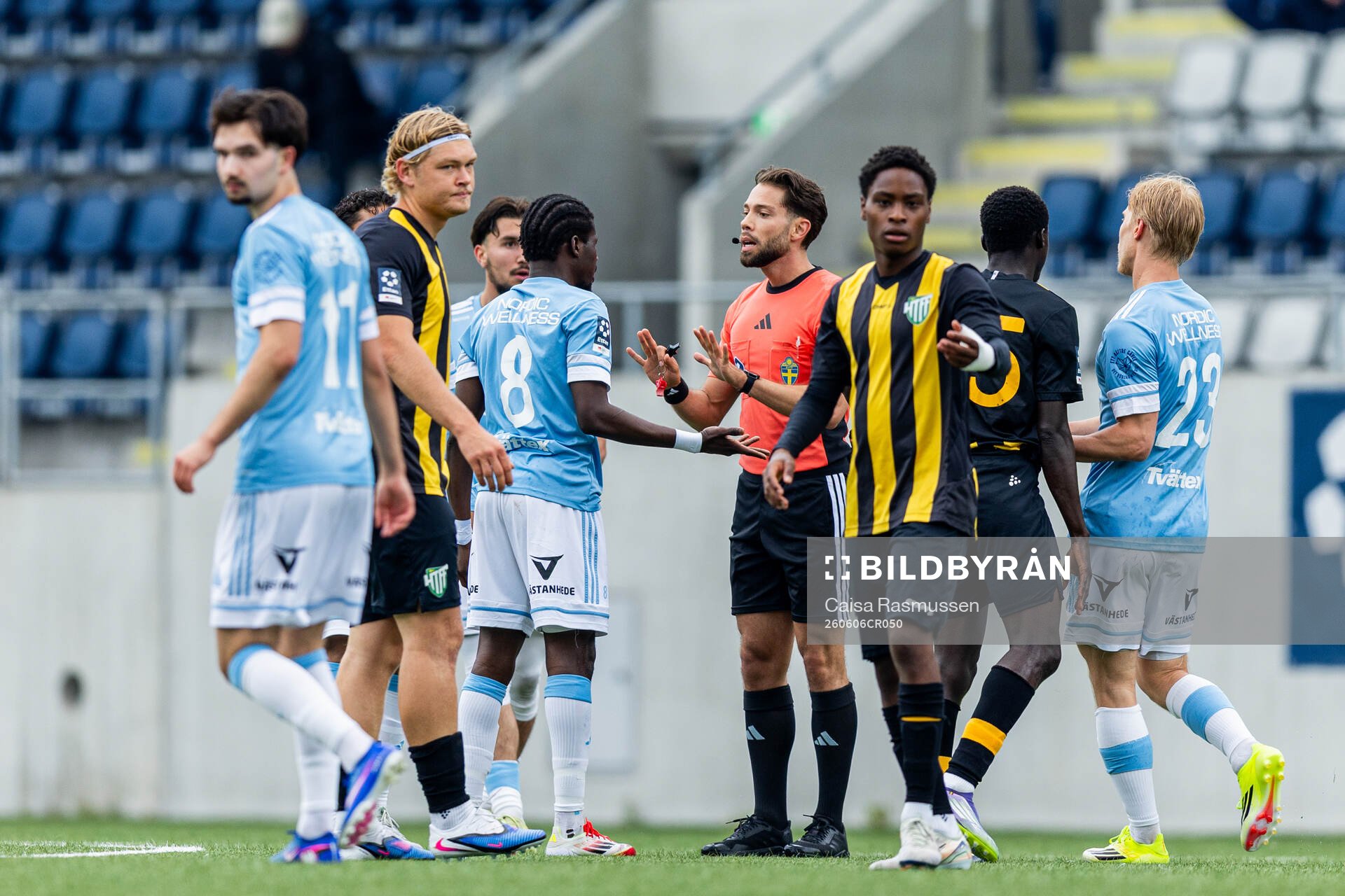 Gefles Mamadou Kouyate pratar med domare Teddy Dahlin