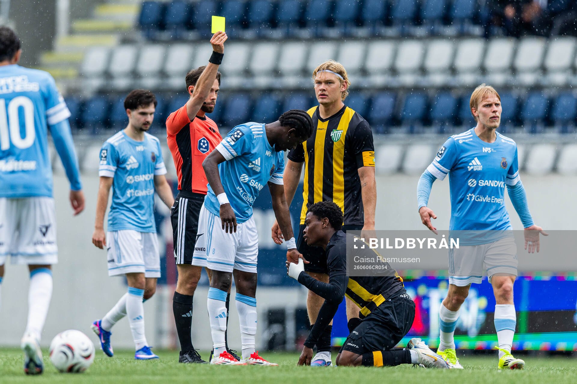 Gefles Mamadou Kouyate får gult kort