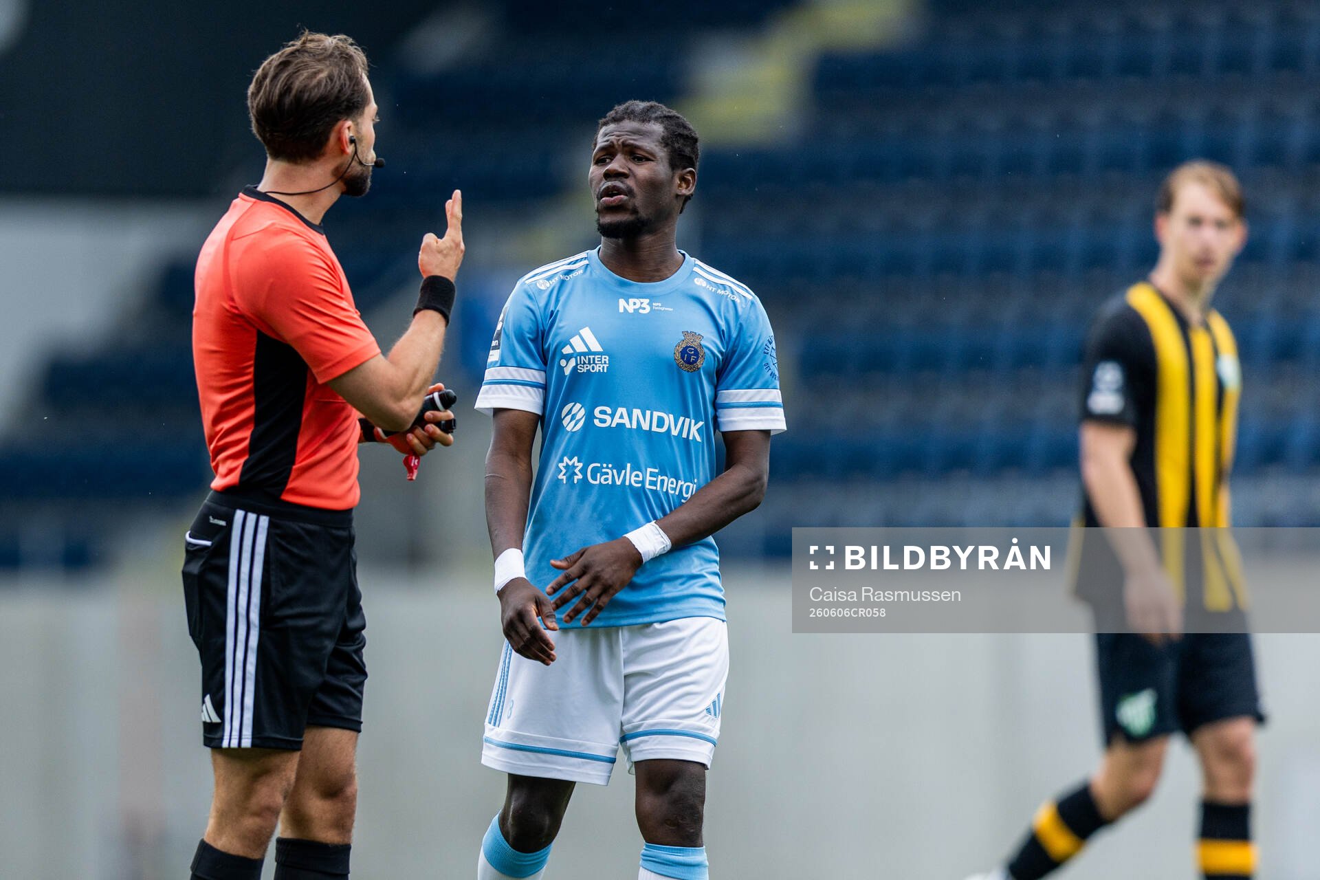 Gefles Mamadou Kouyate och domare Teddy Dahlin