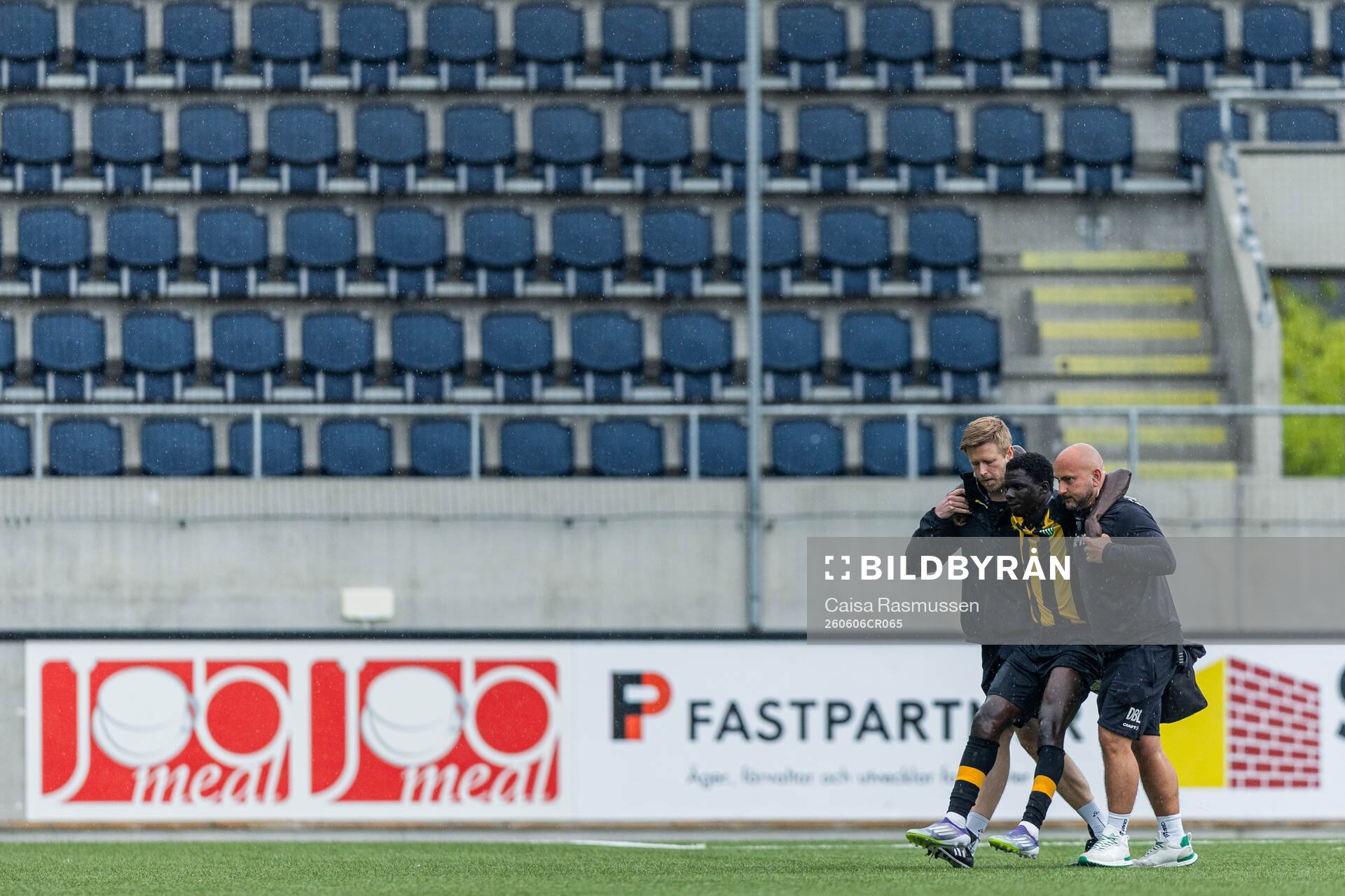 Hammarby TFFs Modou Lamin Darboe bärs av plan