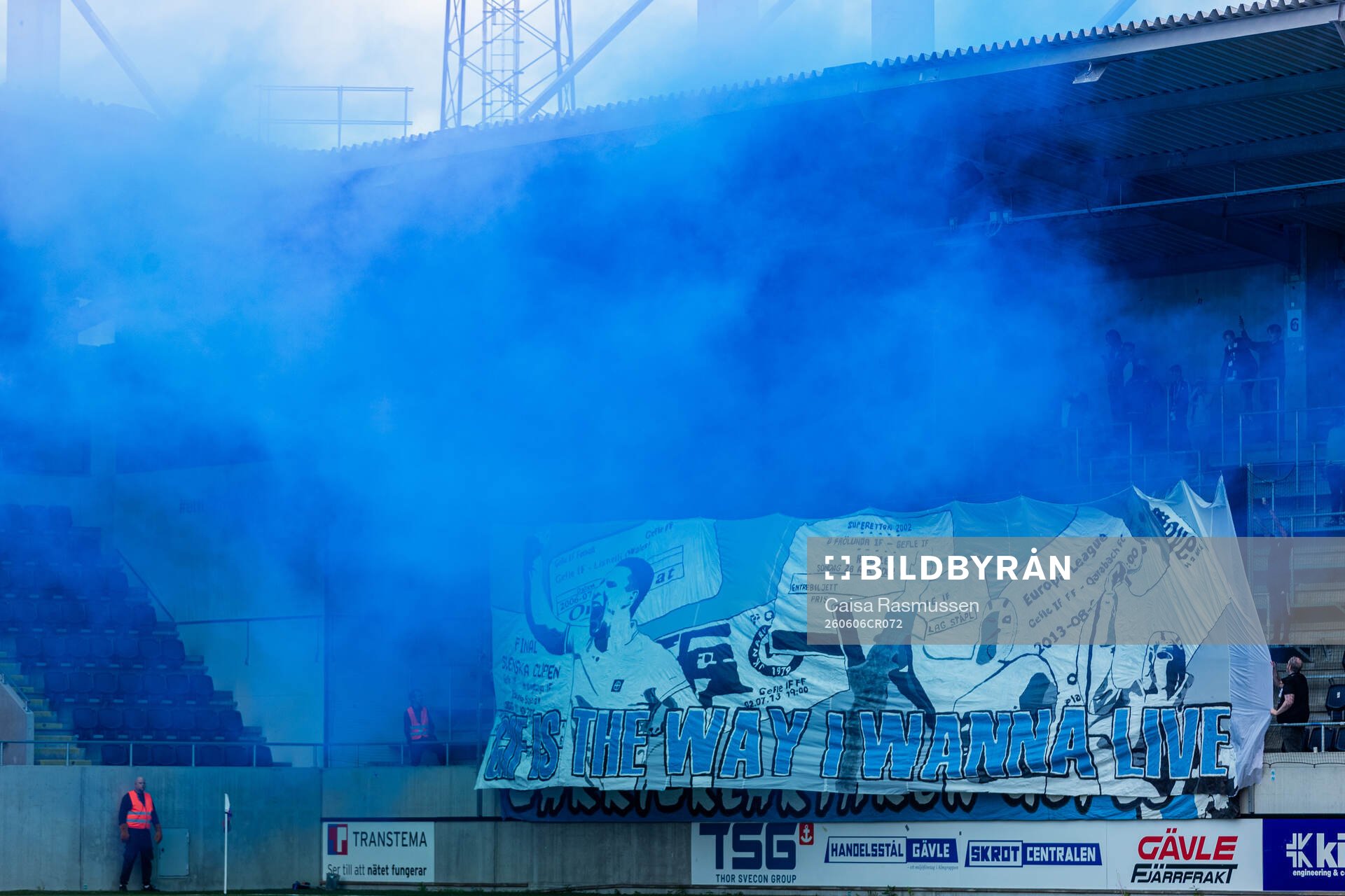 Gefles supportrar med tifo