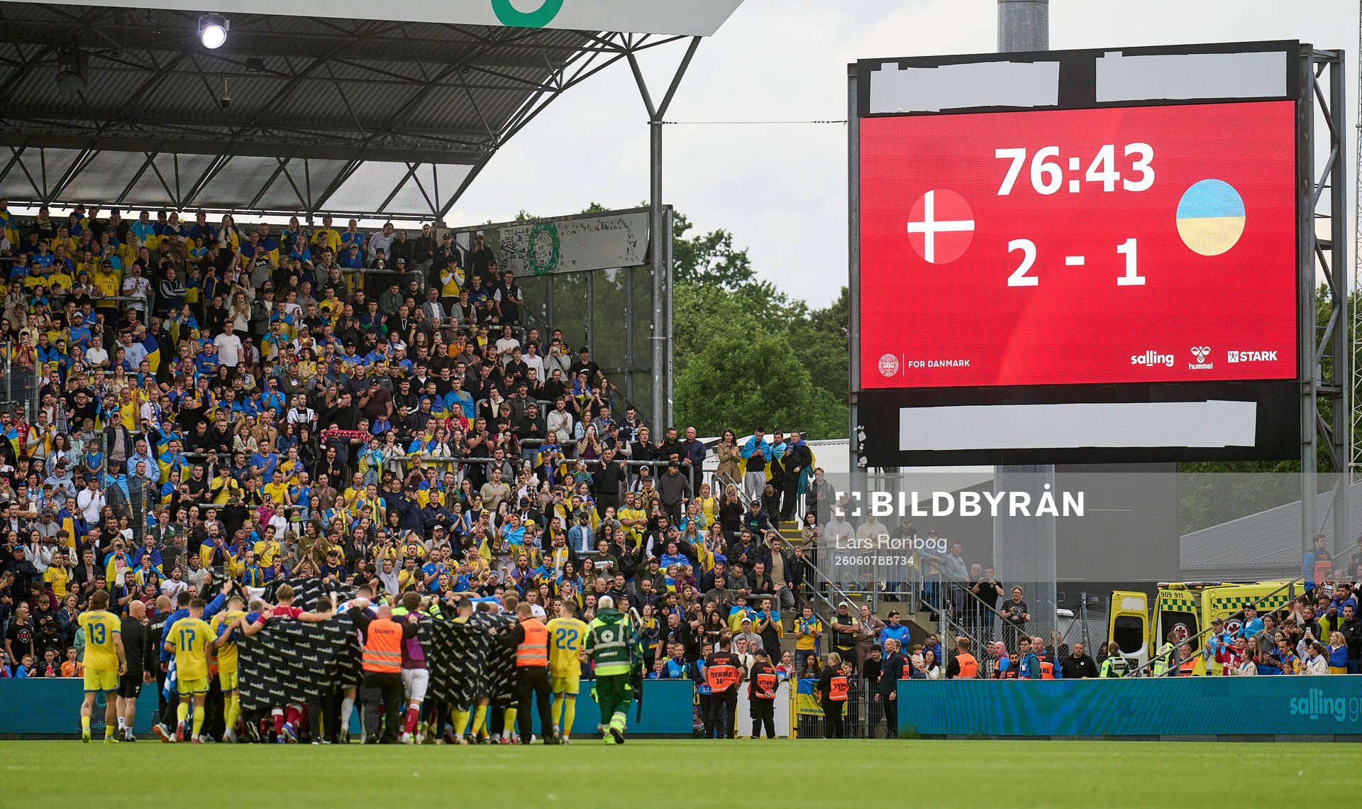 ODENSE, DANMARK - 7. JUNI 2026:  Spelarna samlas runt