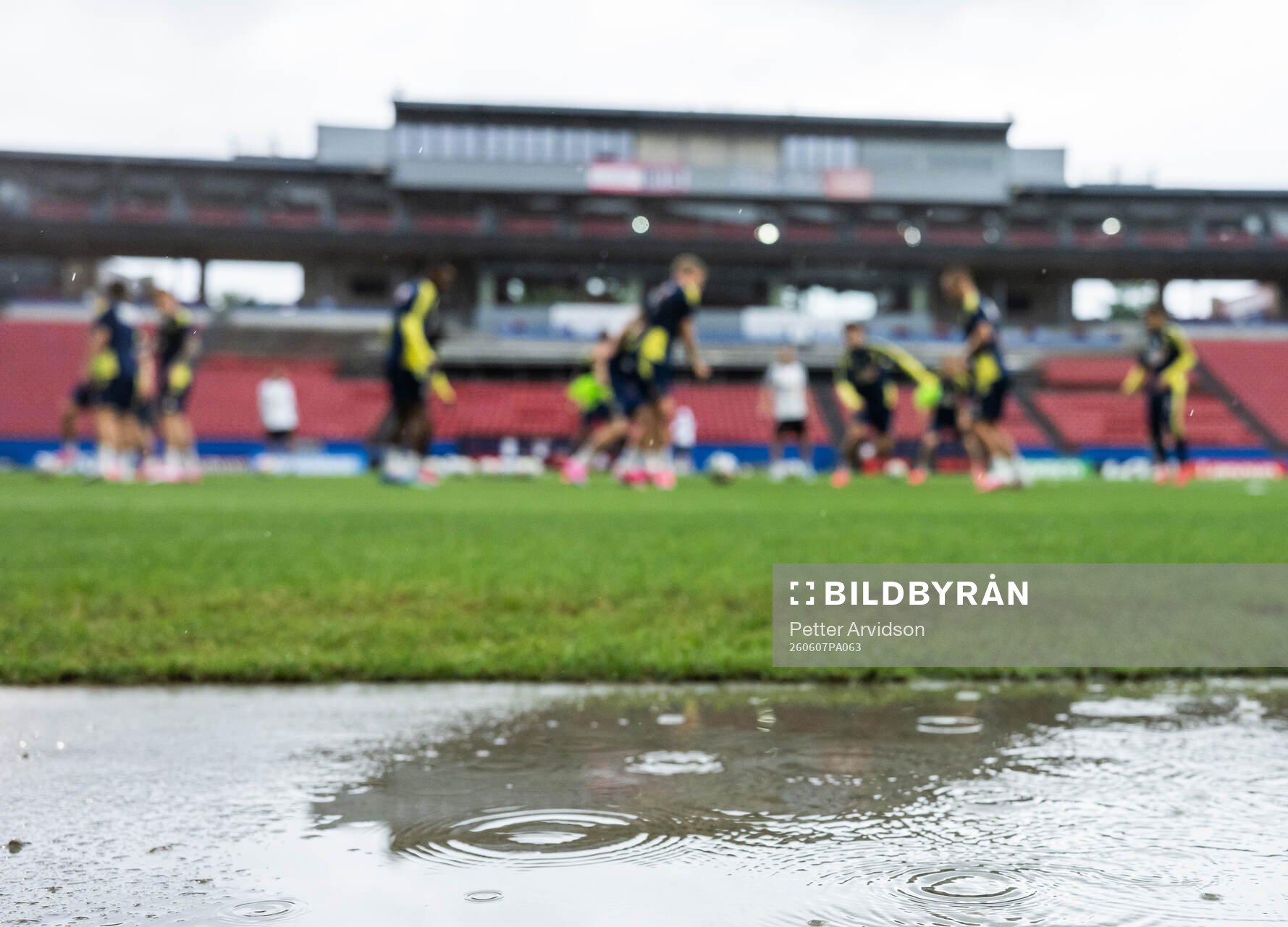 Rain at a training session with the Swedish national