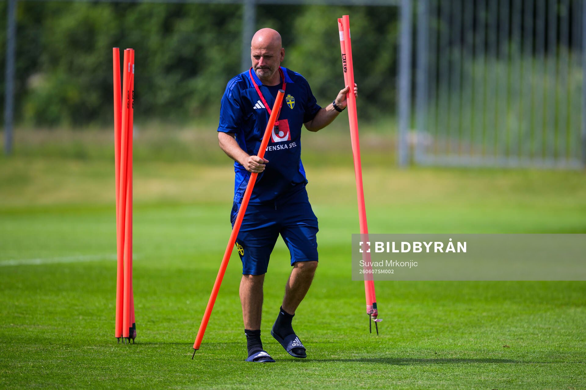 Coach Magnus Wikman of Sweden